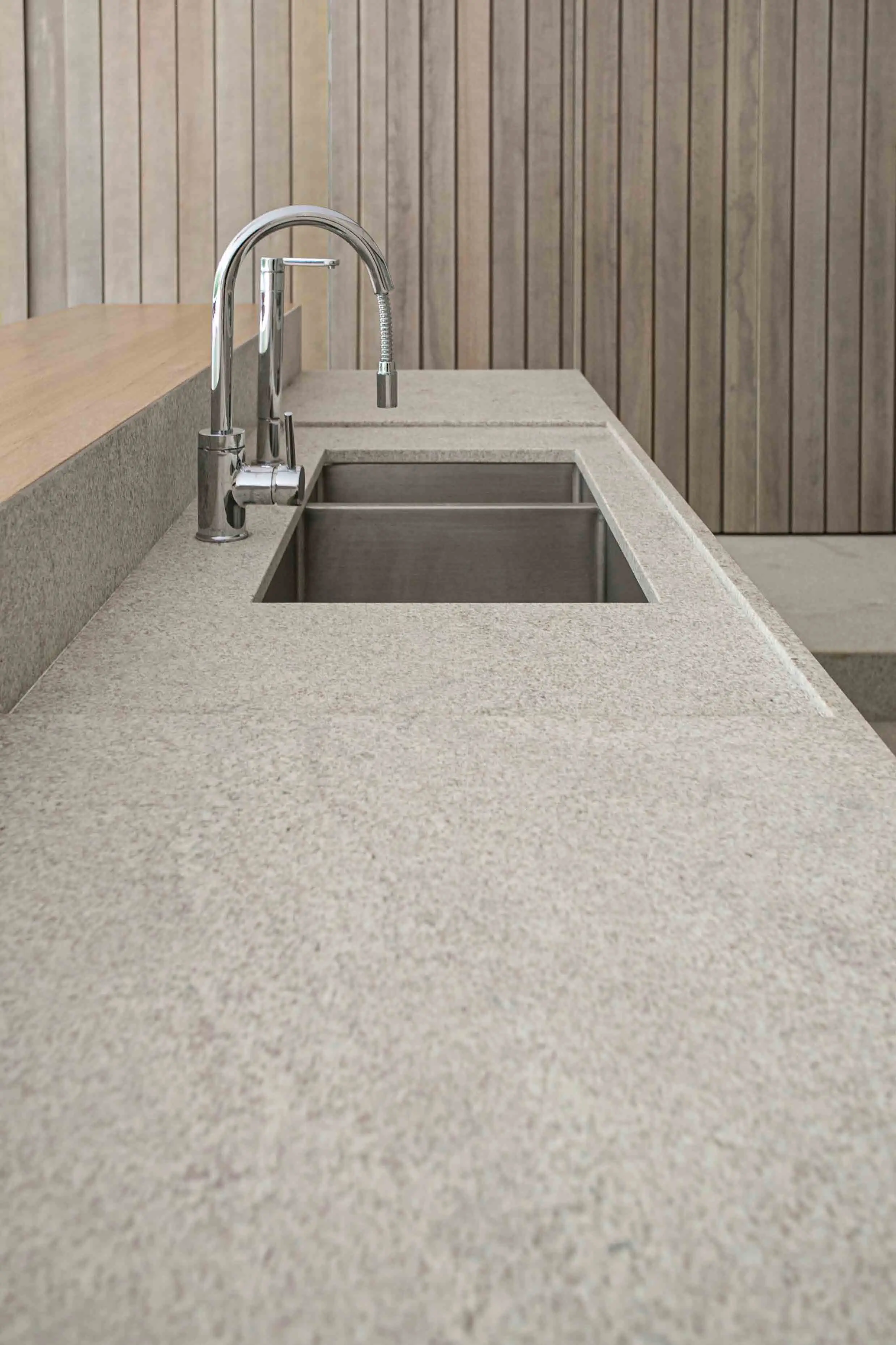 jacobsen-arquitetura-sigla-construtora-gourmet-piso-granito-branco-siena-escovado-balcao-tampo-pia-quartzo-cinza-clean-di-marmore--copiar