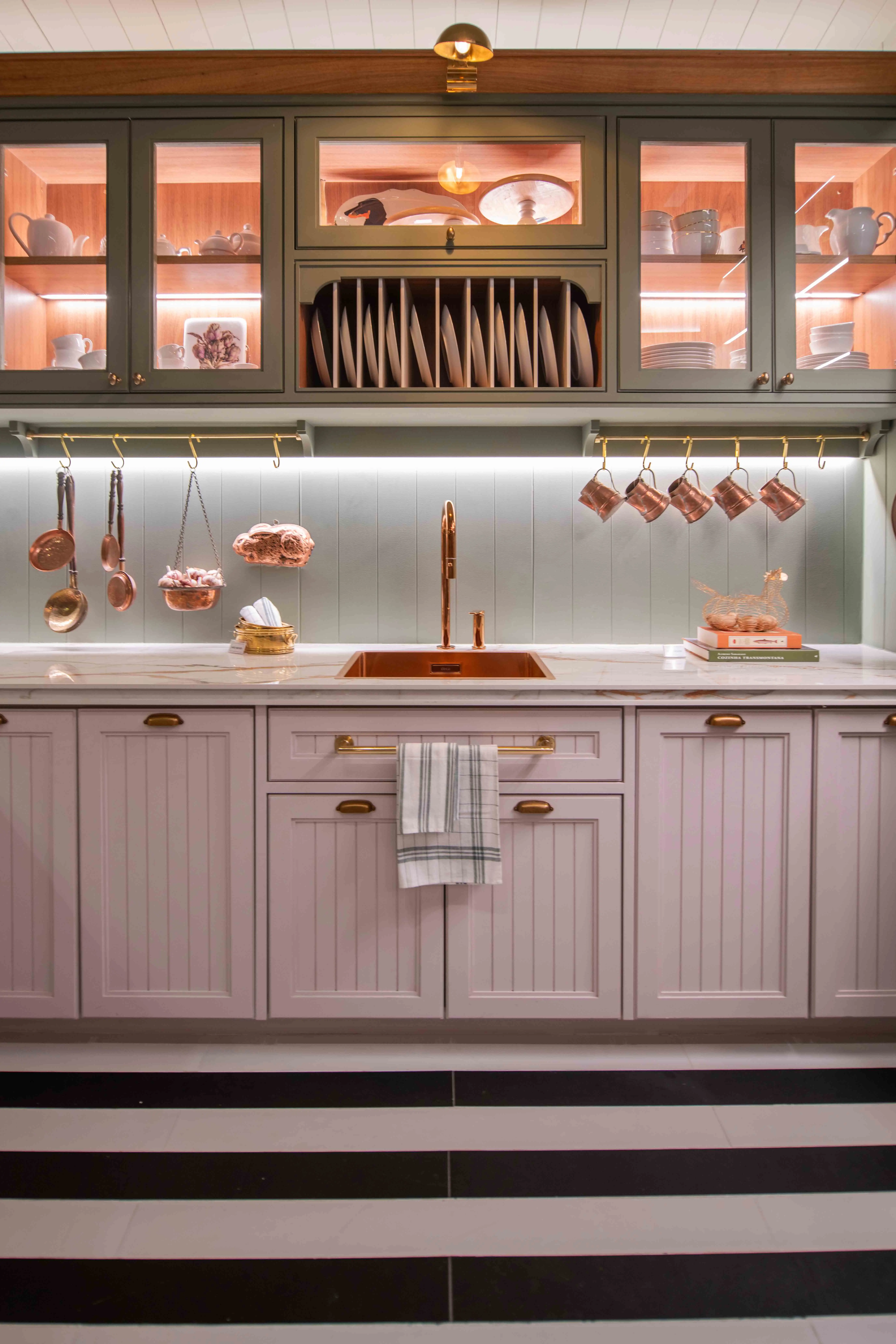 paola-ribeiro-casa-cor-2024-cozinha-pia-cuba-saia-da-mesa-dekton-forn-di-marmore-(3)-copiar