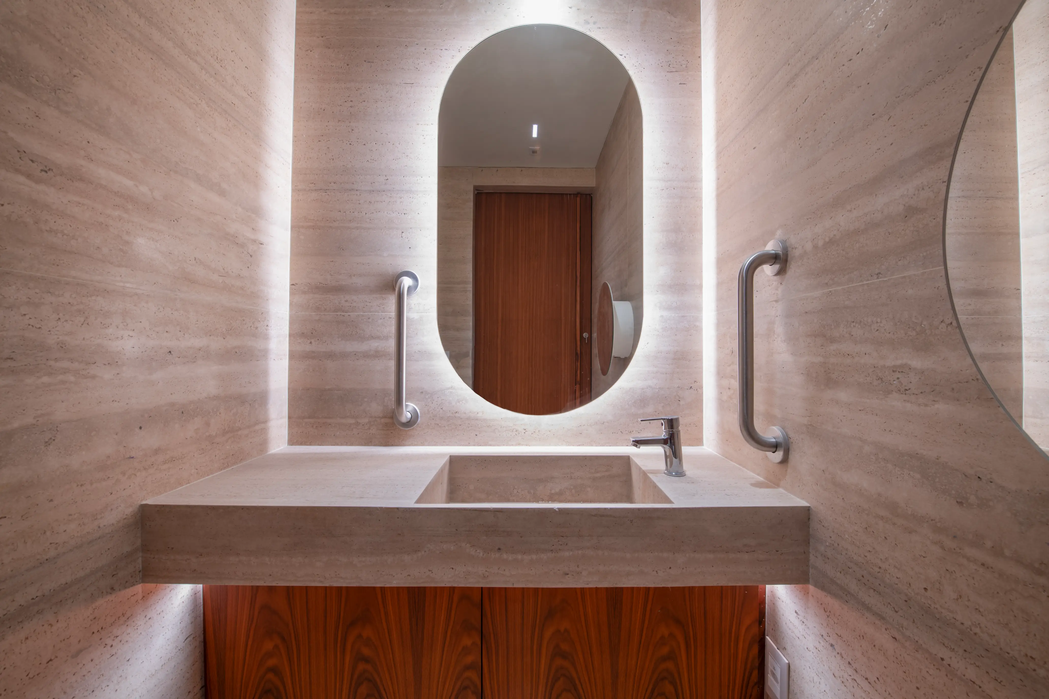 perkinswill-saeng-btg-pactual-terminal-luxo-wc-lavatorio--cuba-moldada-piso-paginado-travertino-romano-di-marmore-copiar