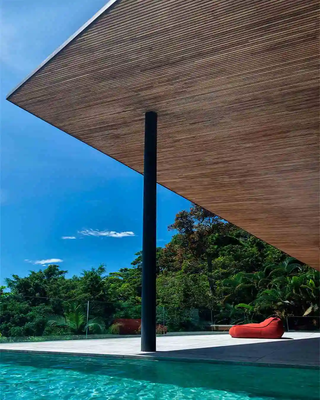 bernardes-arquitetura-alle-engenharia-piscina-granito-branco-siena-serrado--granito-branco-itaunas--pedra-moledo-di-marmore-(1)-copiar