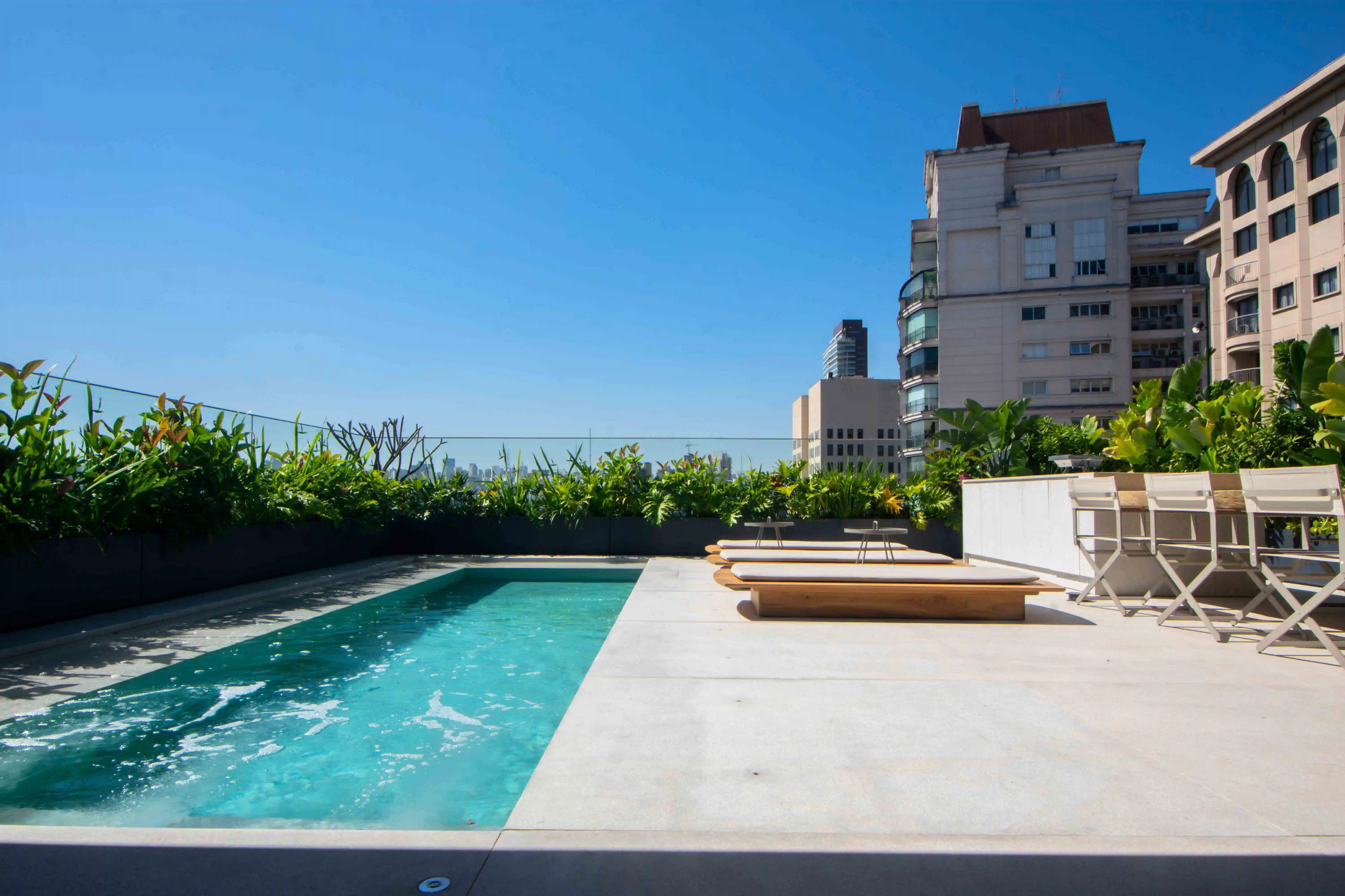jacobsen-arquitetura-bm-engenharia-triplex-itaim-piscina-piso-granito-branco-itauna-jateado-di-marmore-(2)-copiar