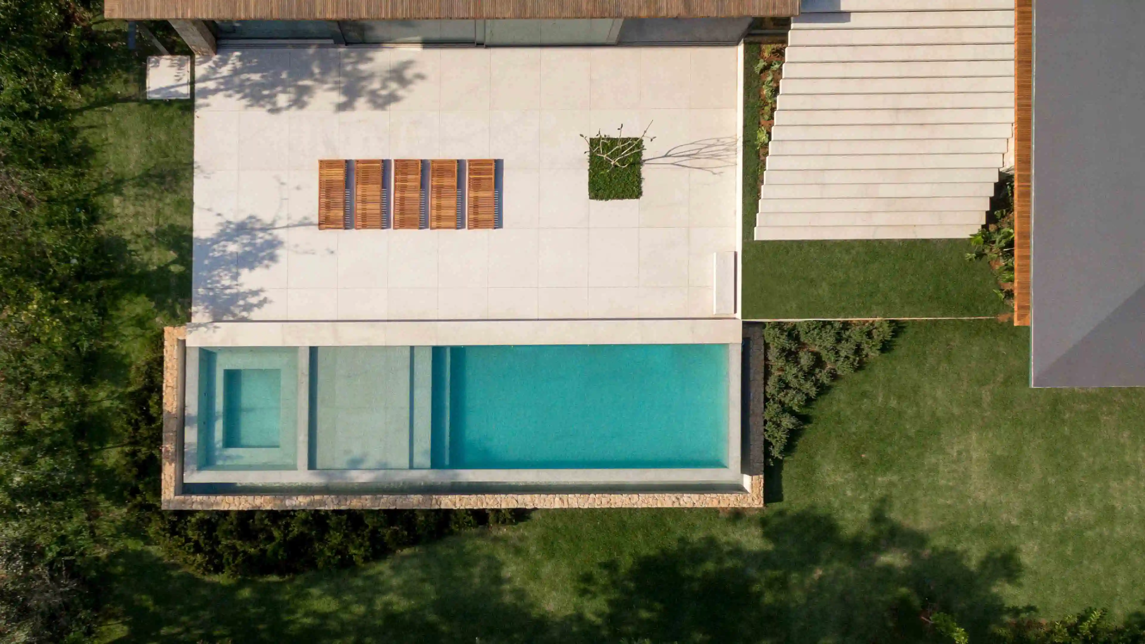 jacobsen-arquitetura-sigla-construtora-quinta-da-baroneza-piscina-granito-branco-siena-di-marmore-(1)-copiar