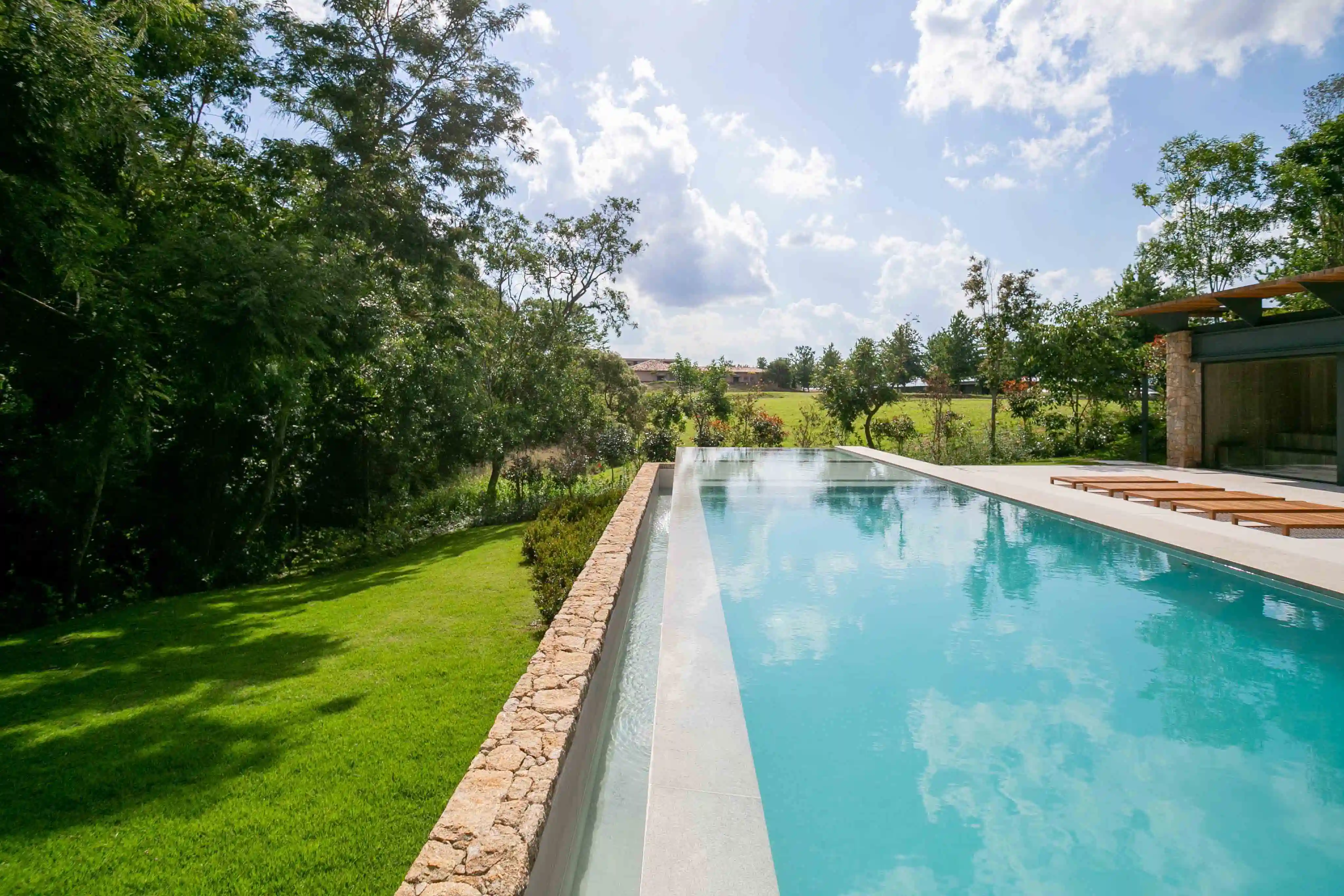 jacobsen-arquitetura-sigla-construtora-quinta-da-baroneza-piscina-granito-branco-siena-di-marmore--(1)-copiar