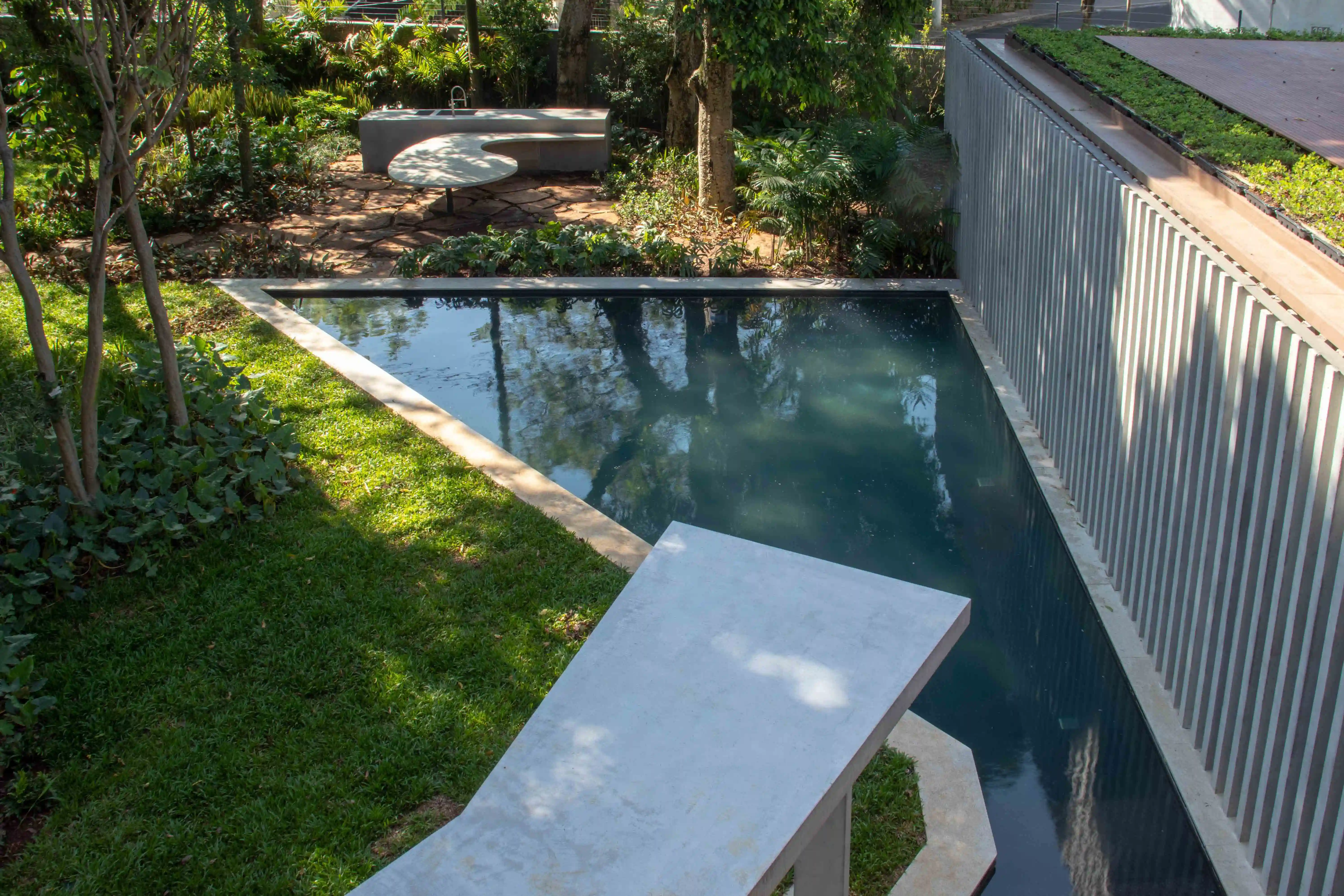 lar-construtora-bernardes-arquitetura-residencia-grecia-piscina-granito-branco-siena-escovado-di-marmore--(6)-copiar