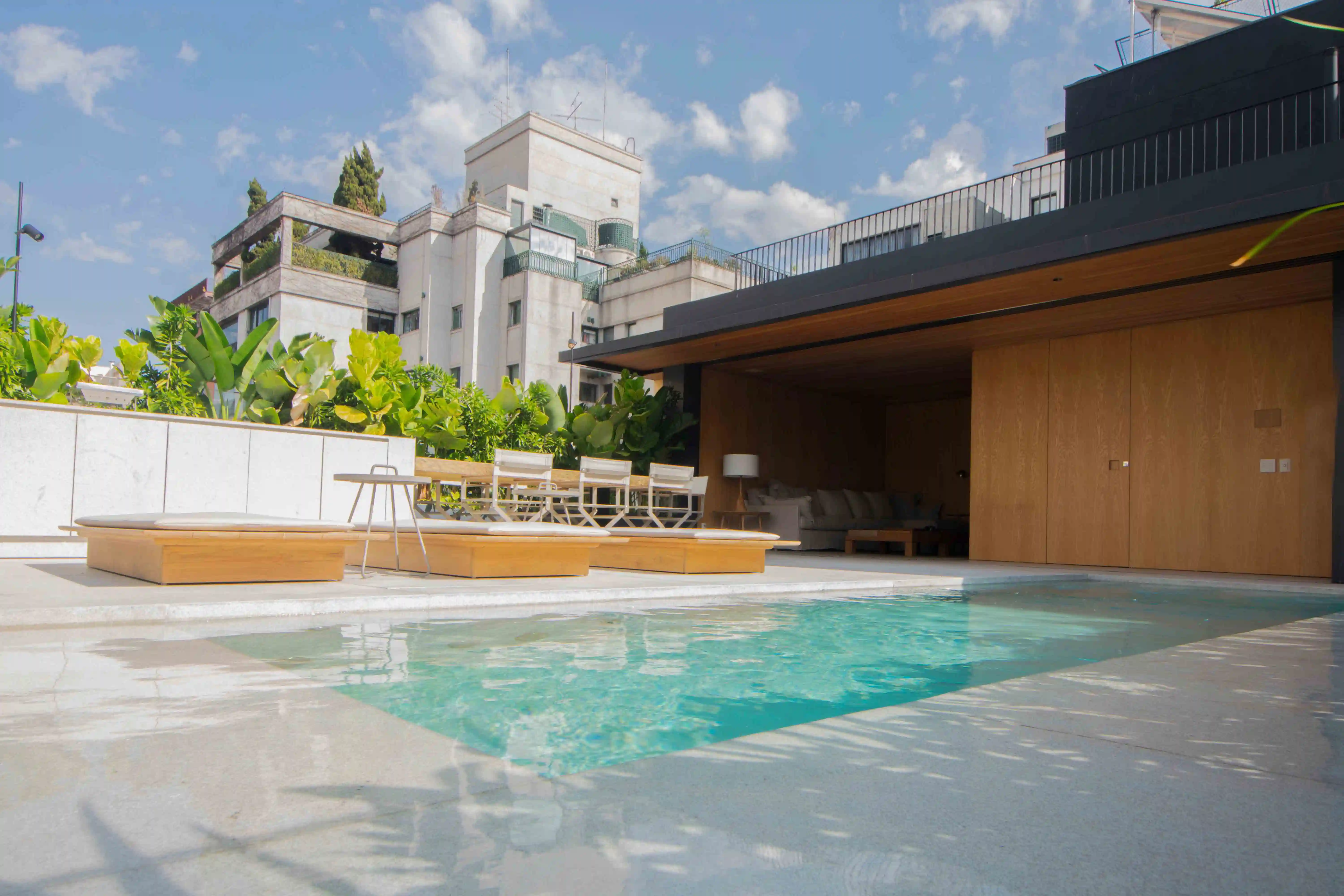jacobsen-arquitetura-bm-engenharia-triplex-itaim-piscina-piso-granito-branco-itauna-jateado-di-marmore-(7)-copiar