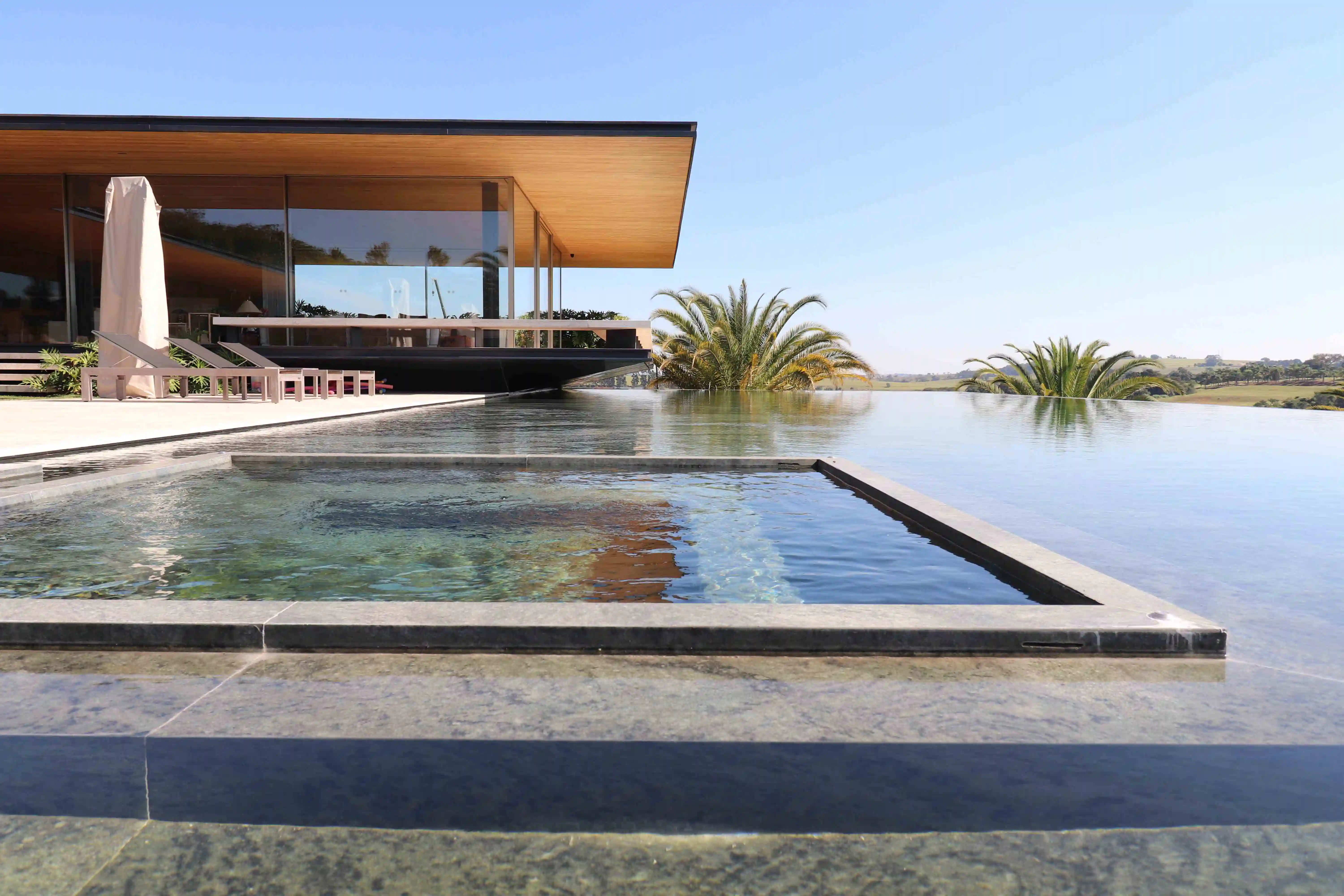 jacobsen-arquitetura-mfc-construtora-fazenda-boa-vista-piscina-granito-verde-candeias-granito-amendoa-capri-travertino-romano-di-marmore--(2)-copiar