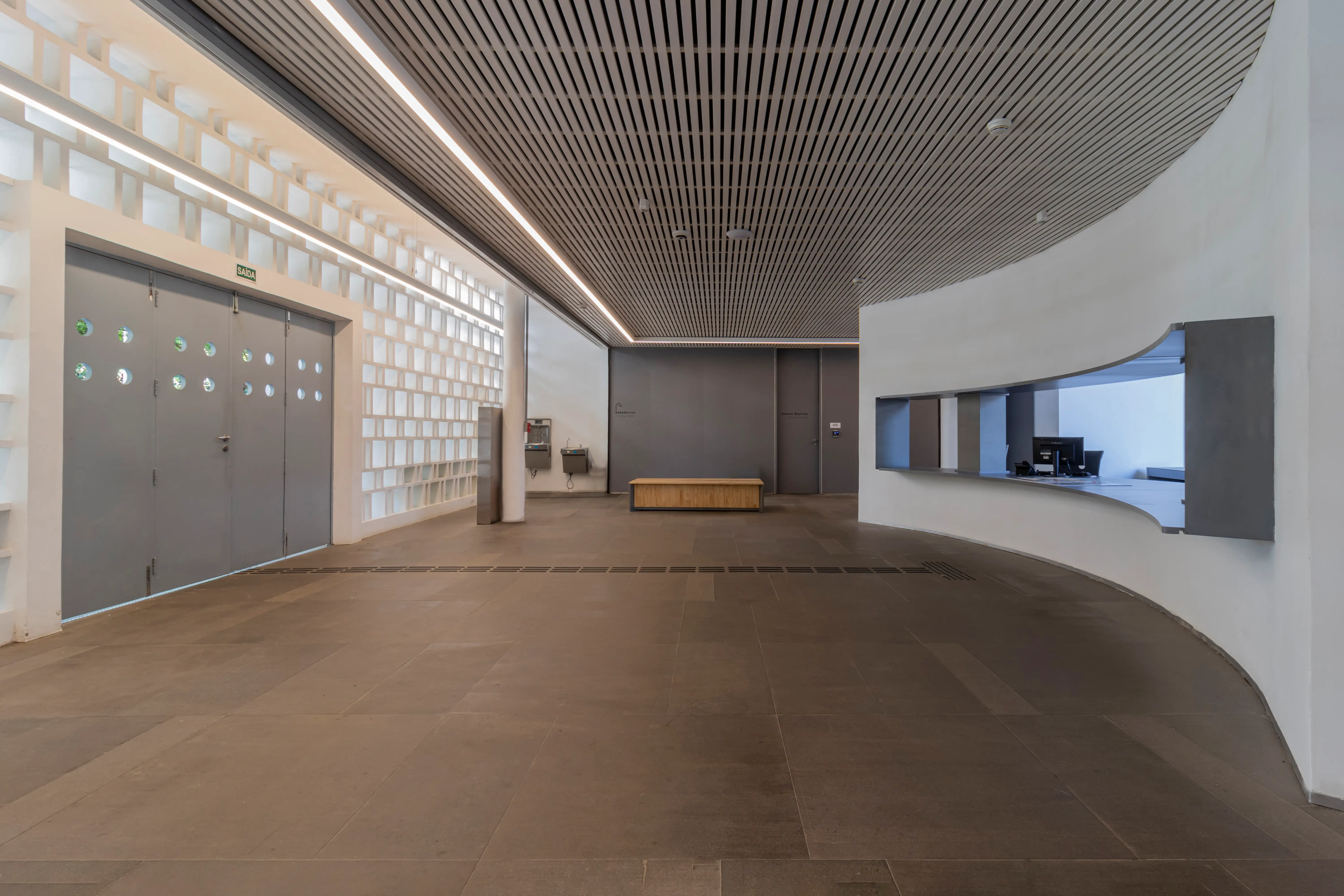 afonso-franca-pinacoteca-contemporanea-4-piso-bancada-escada-banco-basalto-di-marmore-copiar