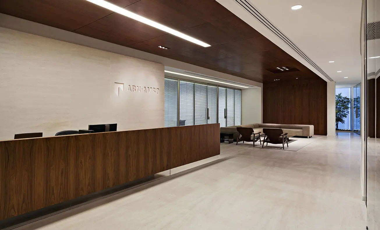athie-wohnrath-abn-amro-hall-piso-parede-logo-jato-d'agua-limestone-levigado-di-marmore-1-copiar