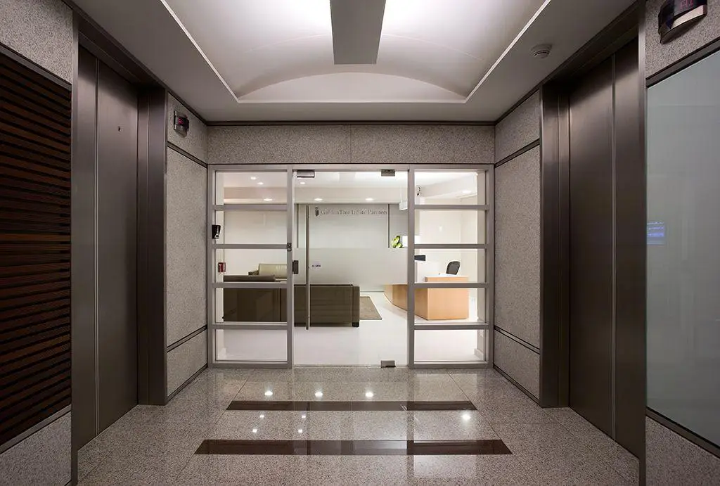 athie-wohnrath-golden-tree-insite-hall-granito-marmore-calacata-di-marmore-01-copiar