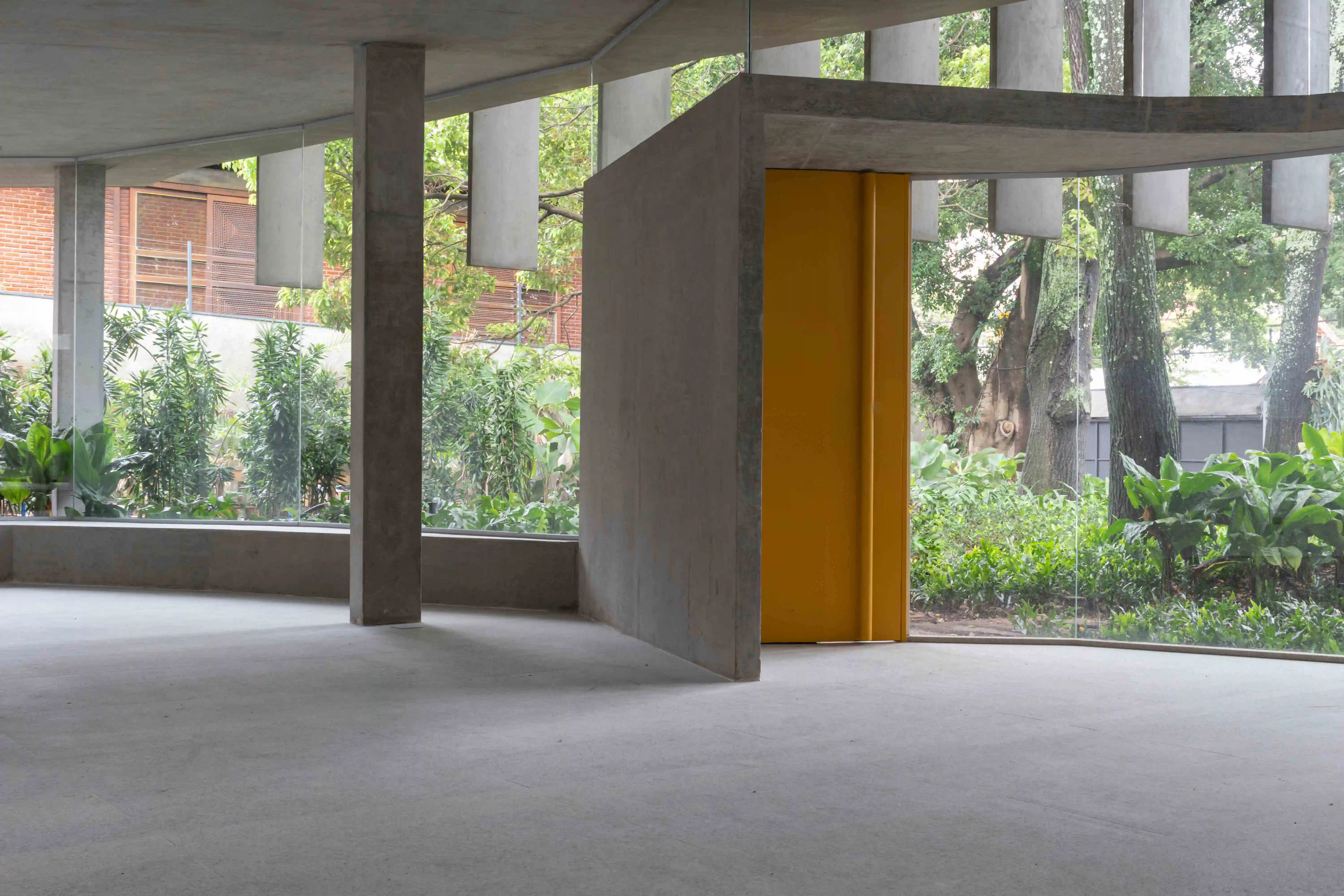bernardes-arquitetura-laer-construtora-residencia-grecia-sala-granito-branco-siena-piso-coluna-parede-escovadodi-marmore-copiar