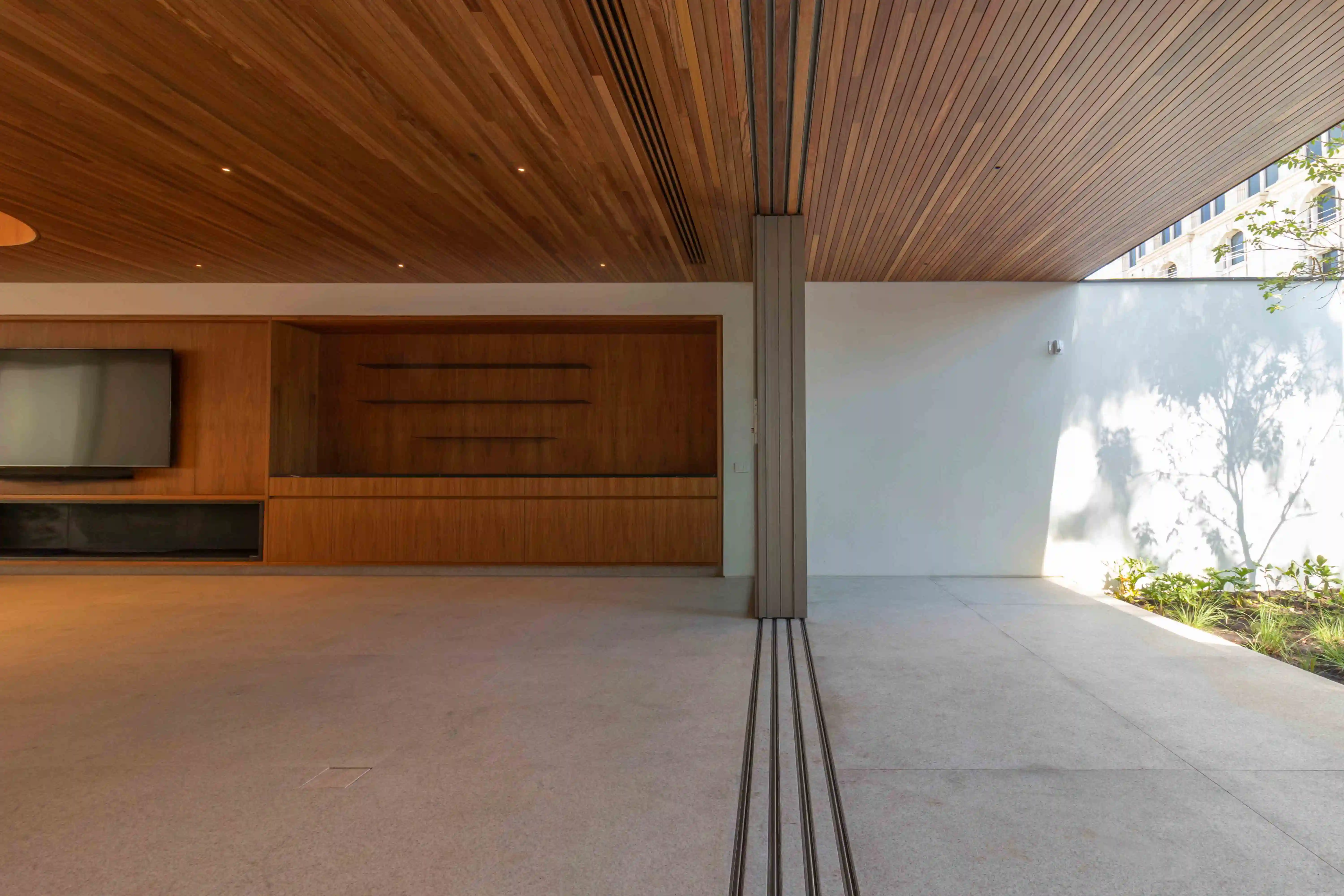 bernardes-arquitetura-laer-engenharia-prudente-correa-sala-piso-granito-branco-siena-levigado-escovado-di-marmore--(1)-copiar