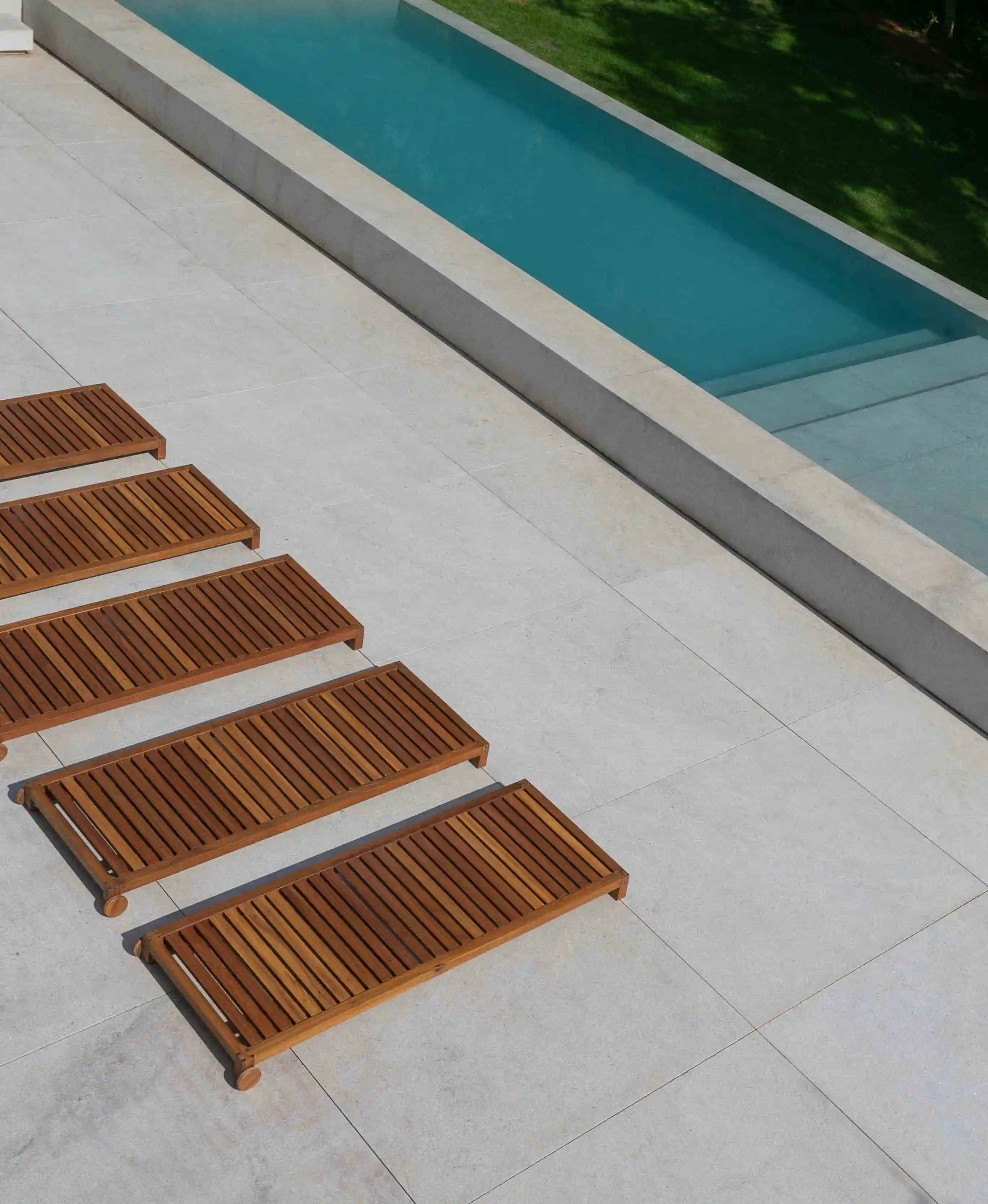 jacobsen-arquitetura-sigla-construtora-quinta-da-baroneza-piscina-granito-branco-siena-di-marmore--(2)-copiar