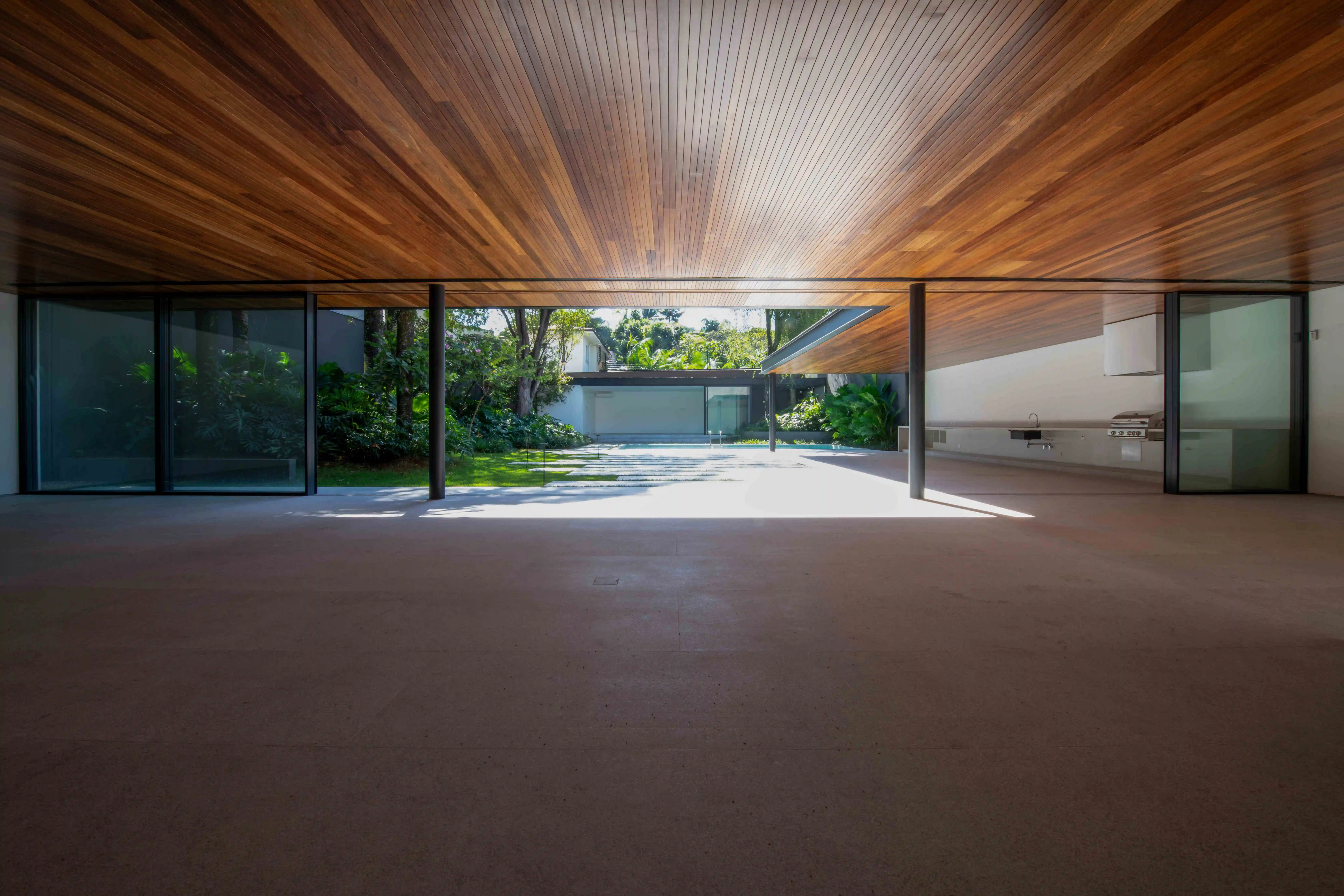 inovalli-bernardes-arquitetura-residencia-alemanha-sala-granito-branco-siena-levigado-di-marmore-(4)-copiar