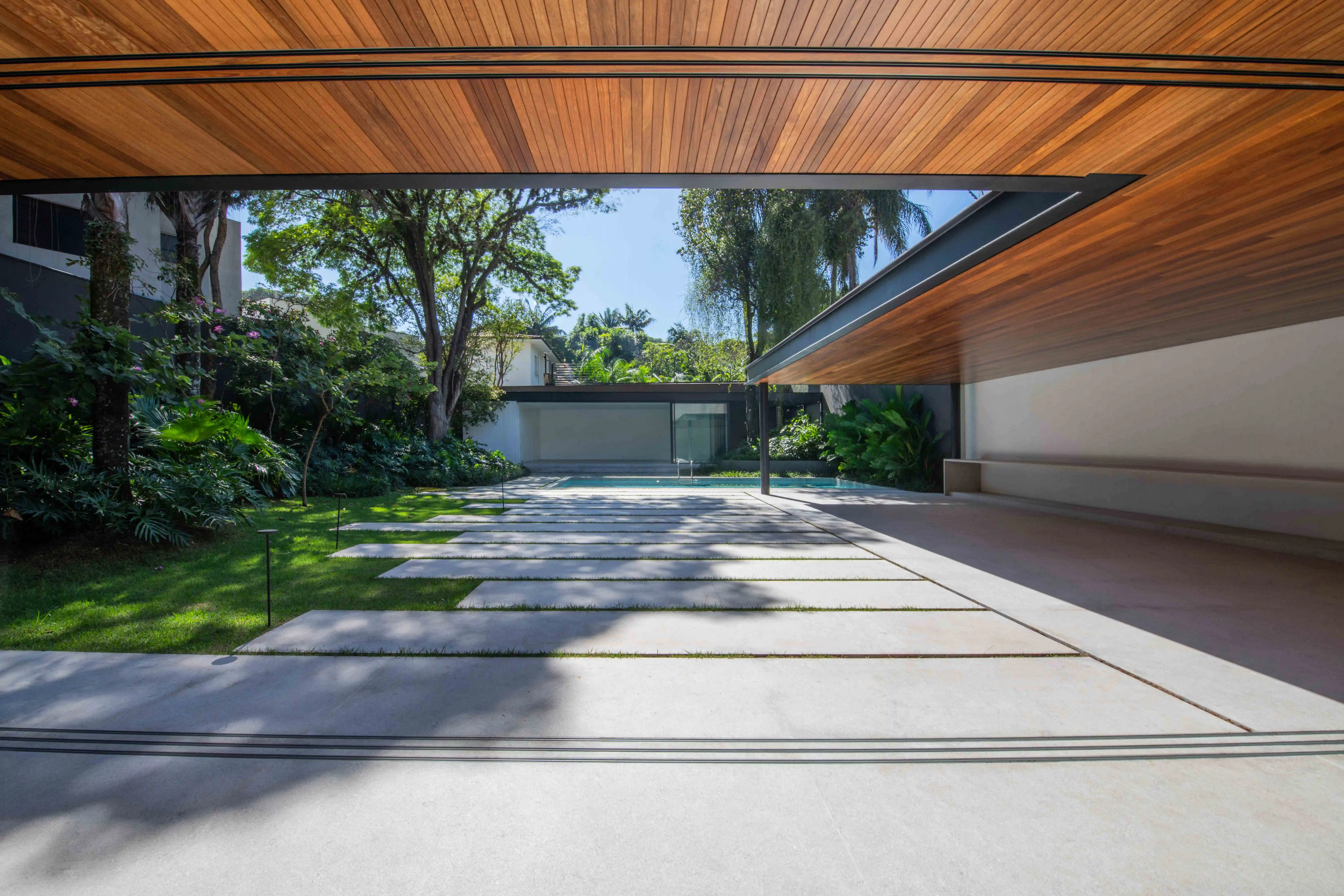 inovalli-bernardes-arquitetura-residencia-alemanha-sala-granito-branco-siena-levigado-di-marmore-(5)-copiar