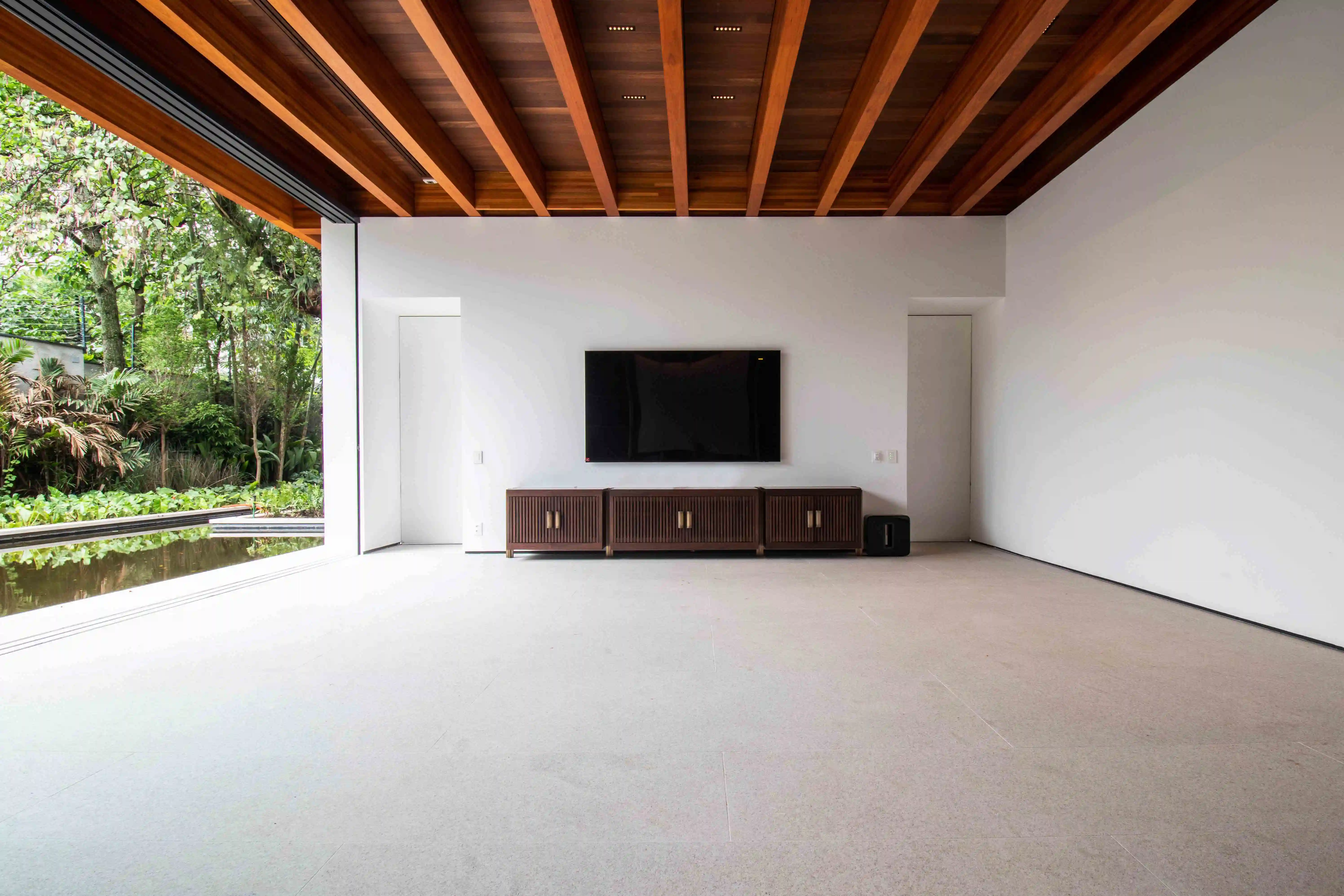 lar-construtora-bernardes-arquitetura-residencia-grecia-piso-e-parede-granito-branco-siena-escovado-di-marmore-(12)-copiar