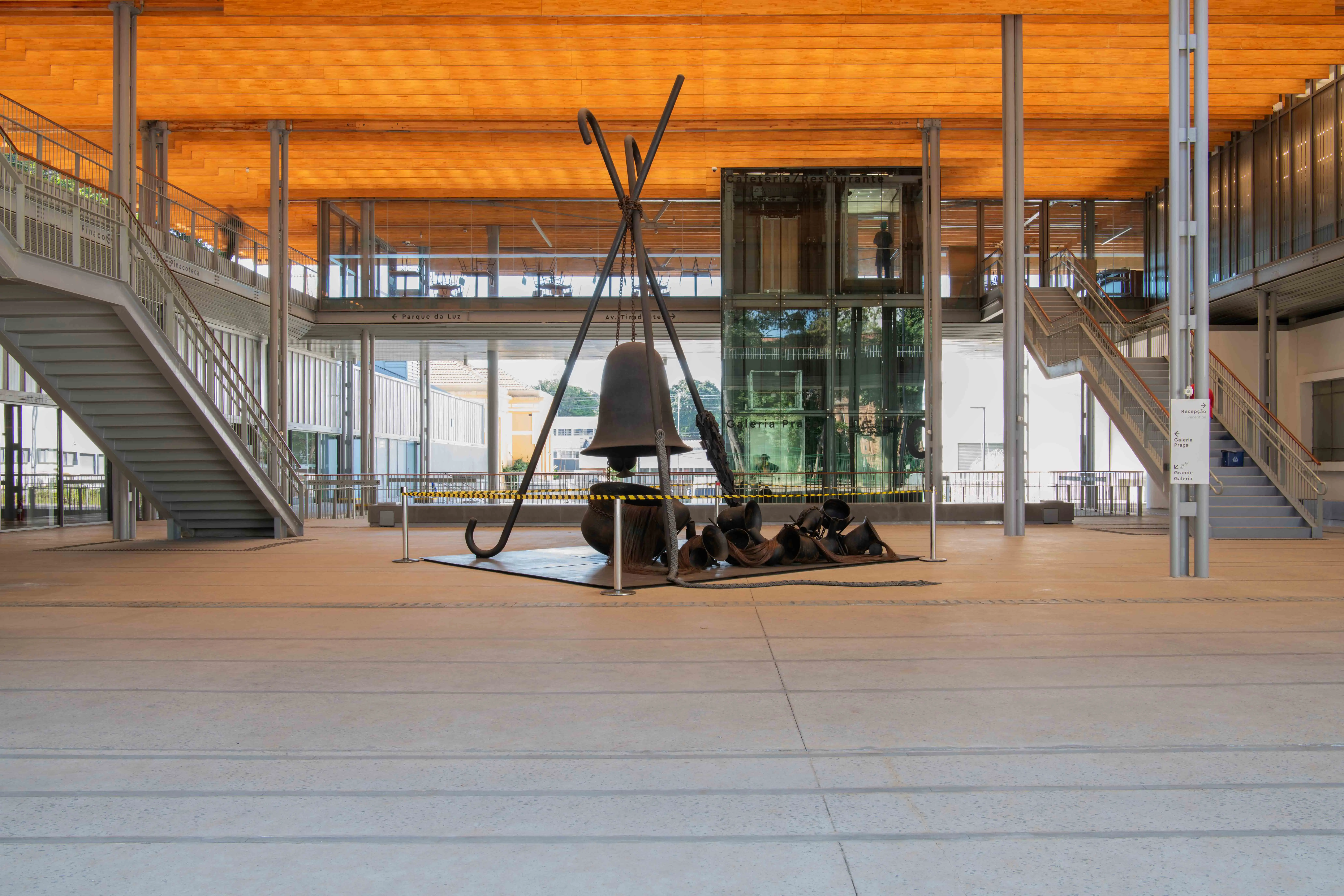 lar-construtora-pinacoteca-contemporanea-escada-piso-e-parede-granito-branco-siena-escovado-di-marmore-(4)-copiar
