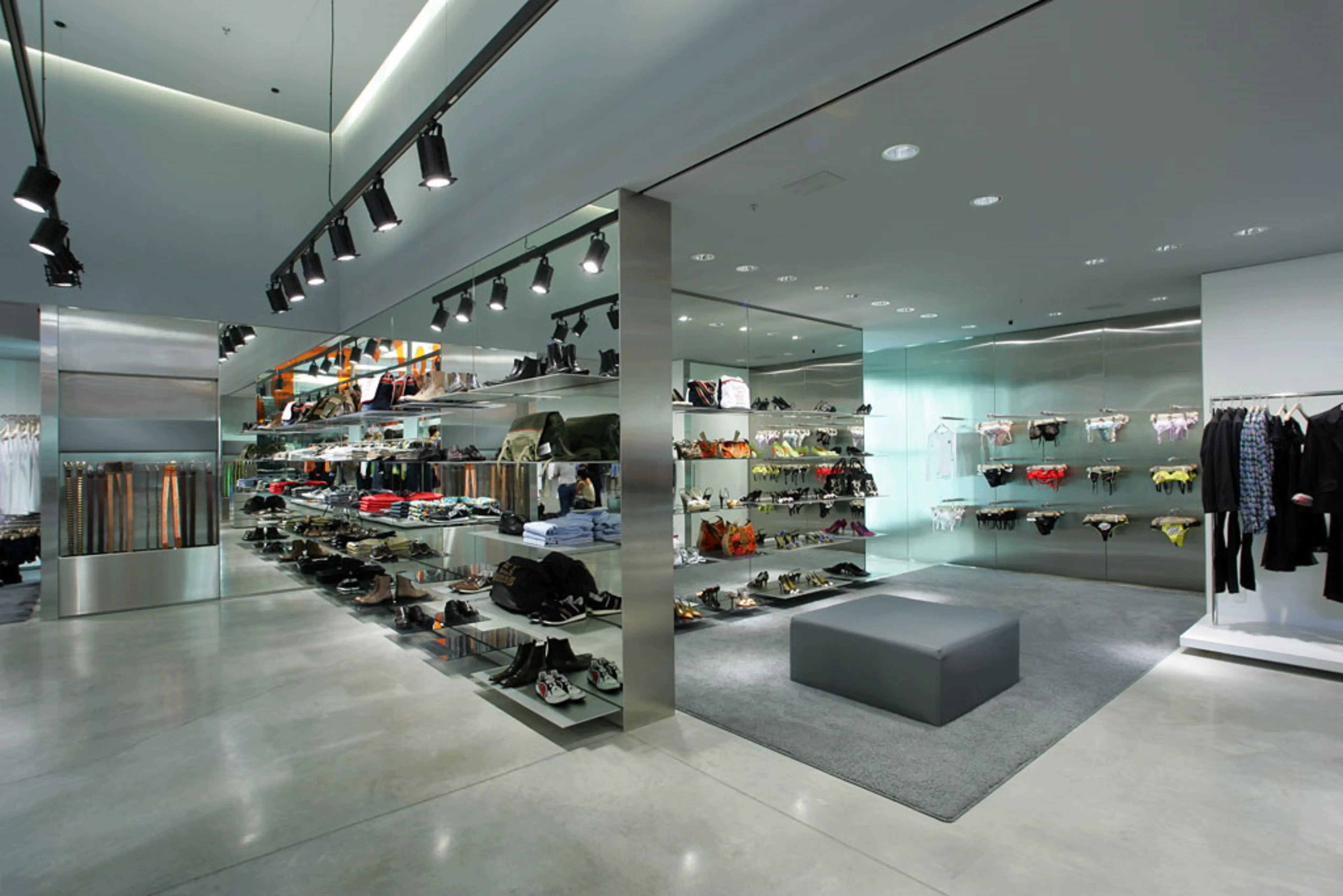 lock-eng-dolce-&-gabbana-4-piso-parede-vitrine-fachada-pedra-basaltina-di-marmore-copiar