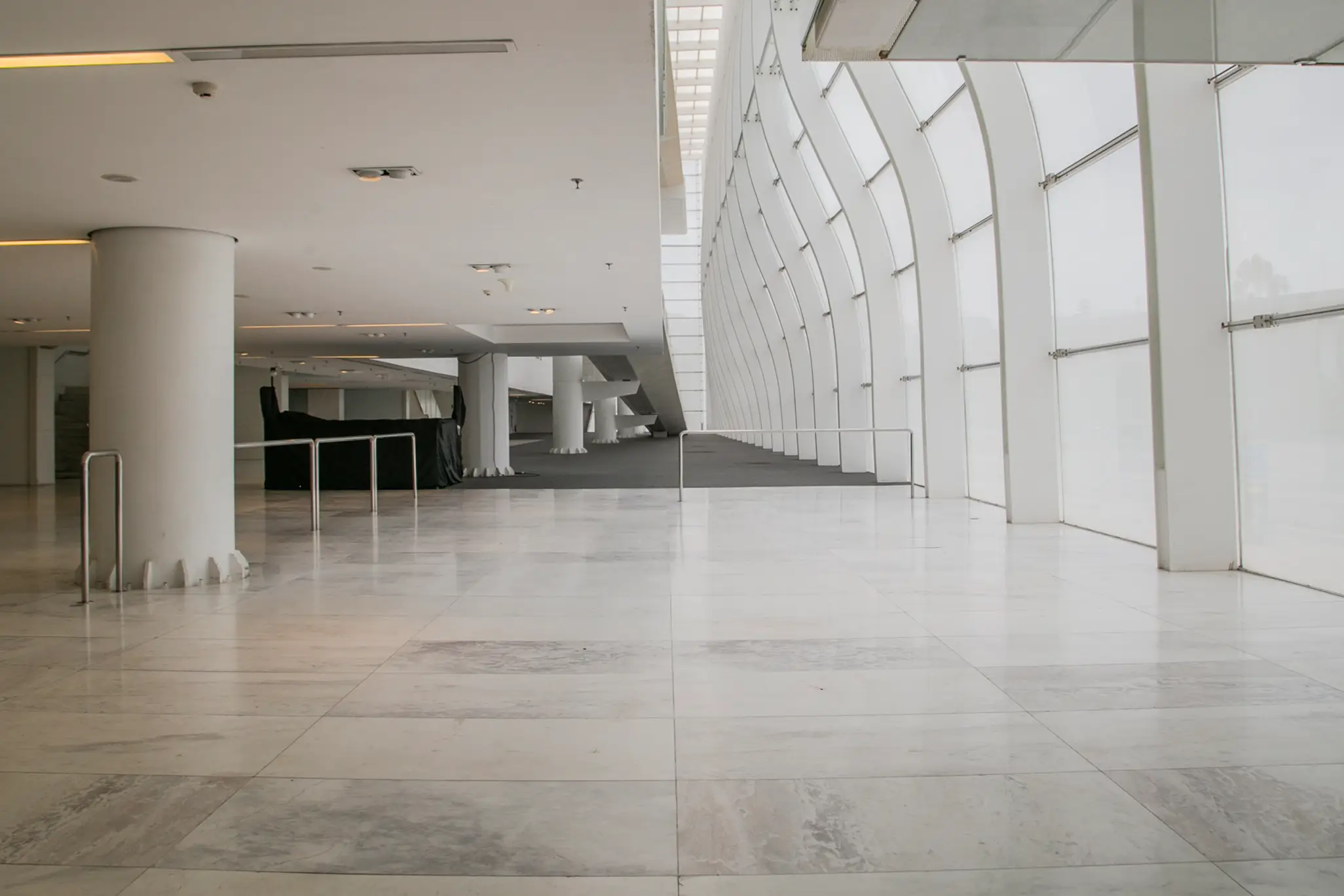 novonor-arena-corinthians-6-parede-ventilada-fachada-techlam-branco-preto-pisos-marmore-branco-pigues-copiar