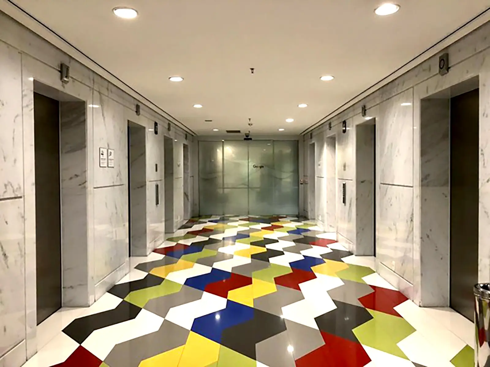 saeng-eng-google-8-piso-hall-elevadores-caesarstone-cores-di-marmore-copiar