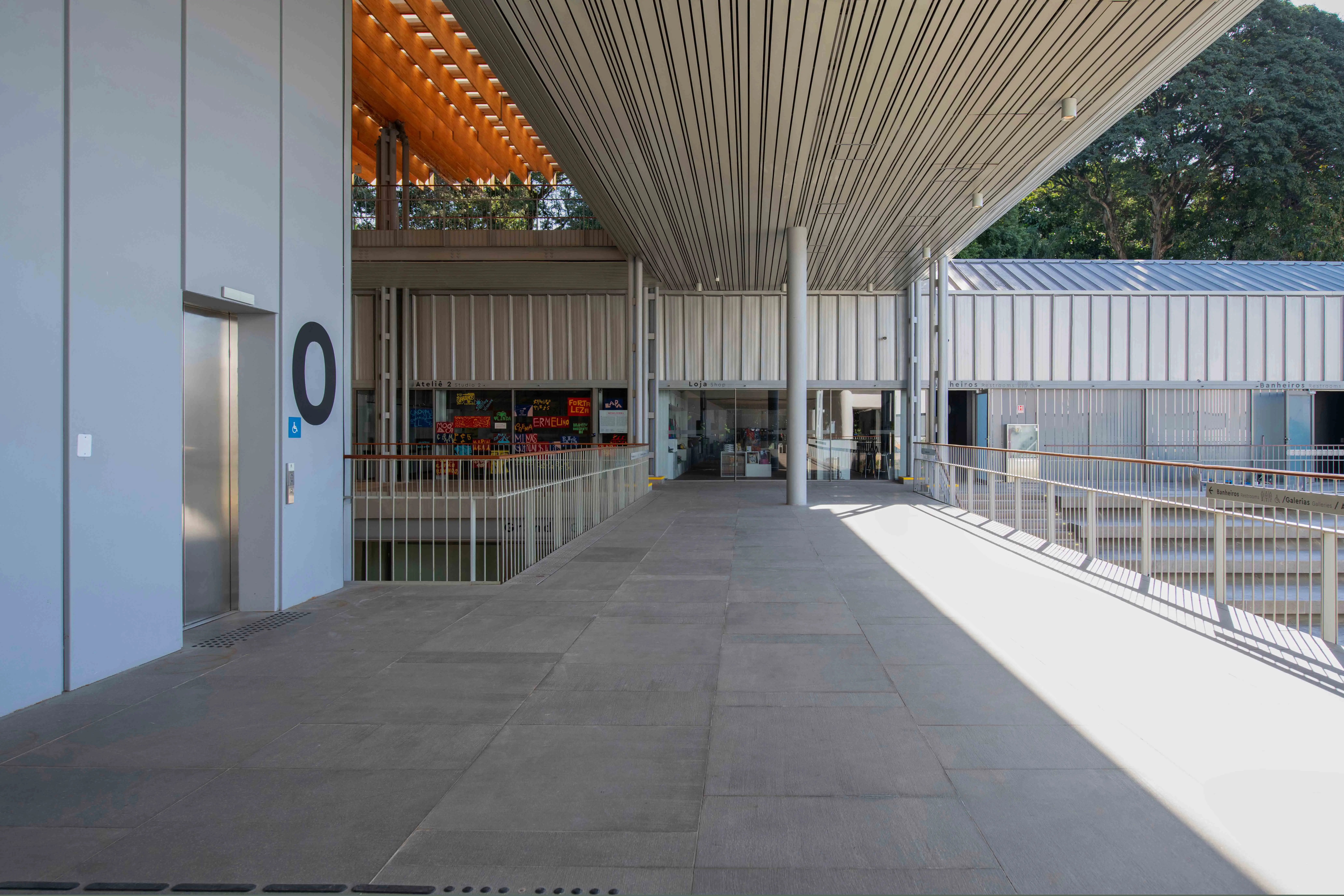 silvio-oksman-afonso-franca-engenharia-pinacoteca-contemporanea-escadas-piso-basalto-granito-preto-levigado-di-marmore-(1)-copiar