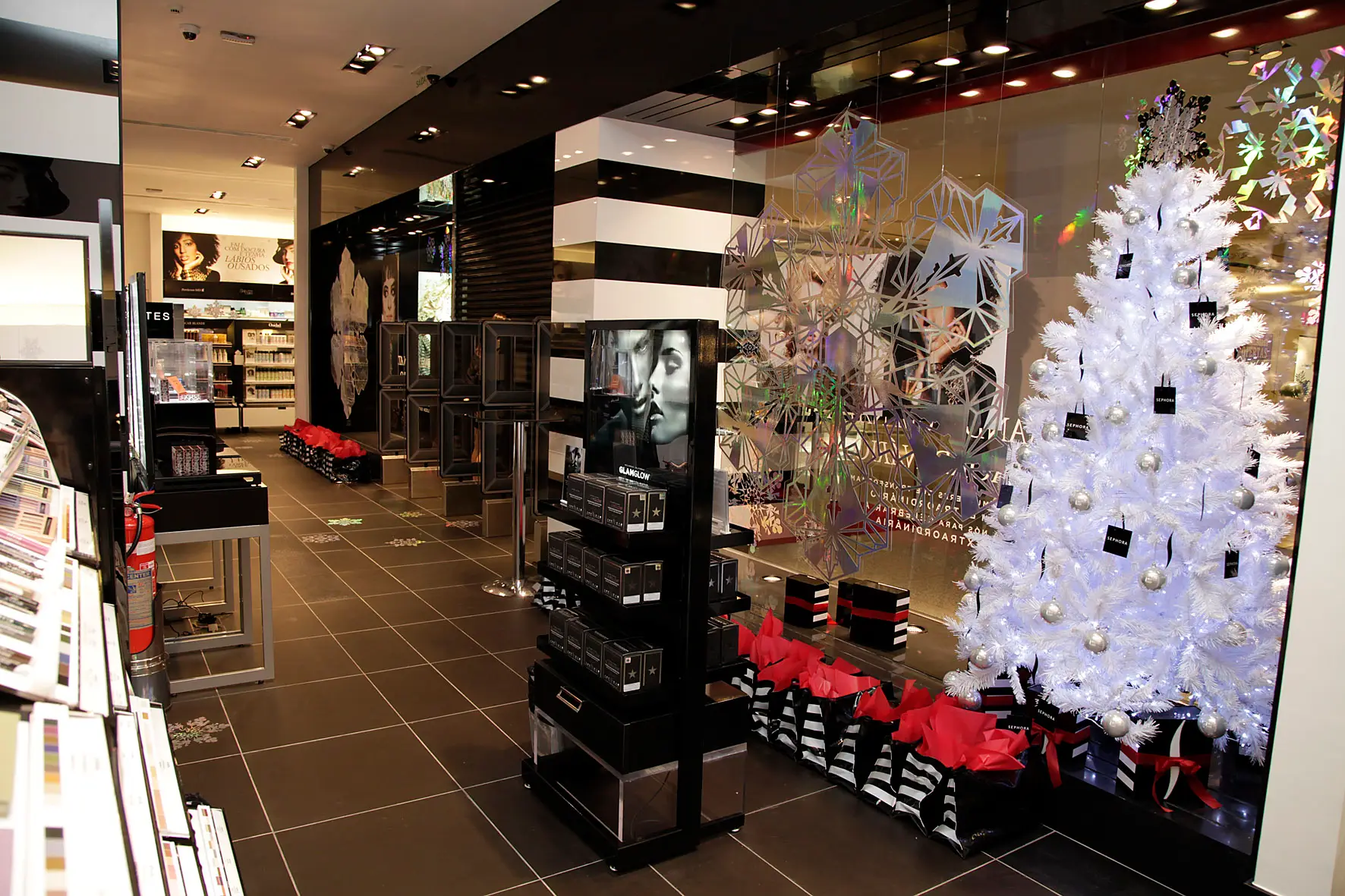 saeng-eng-sephora-2-fachada-granito-preto-absoluto-nanoglass-white-di-marmore-copiar