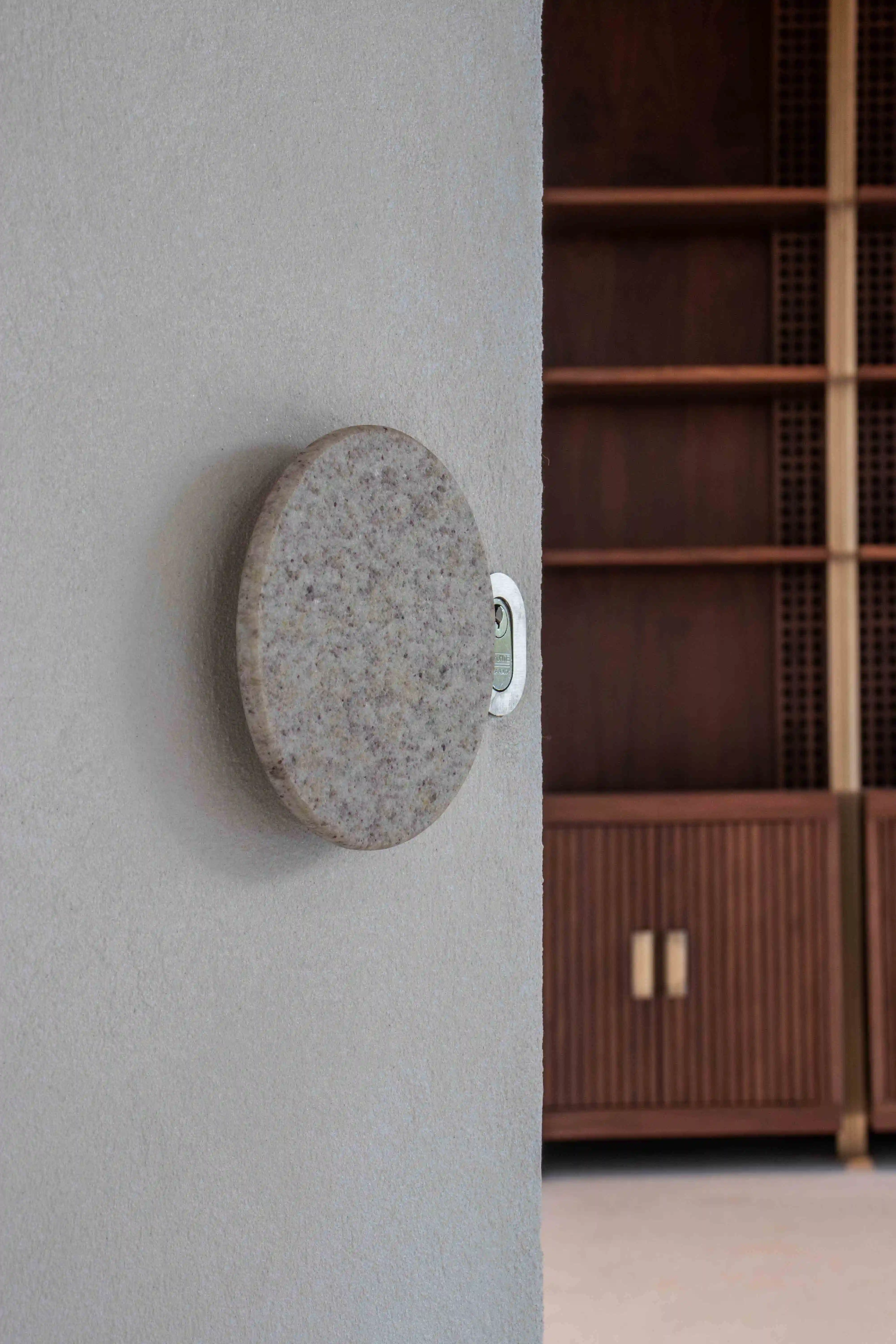 lar-construtora-bernardes-arquitetura-residencia-grecia-piso-e-parede-granito-branco-siena-escovado-di-marmore-(4)-copiar