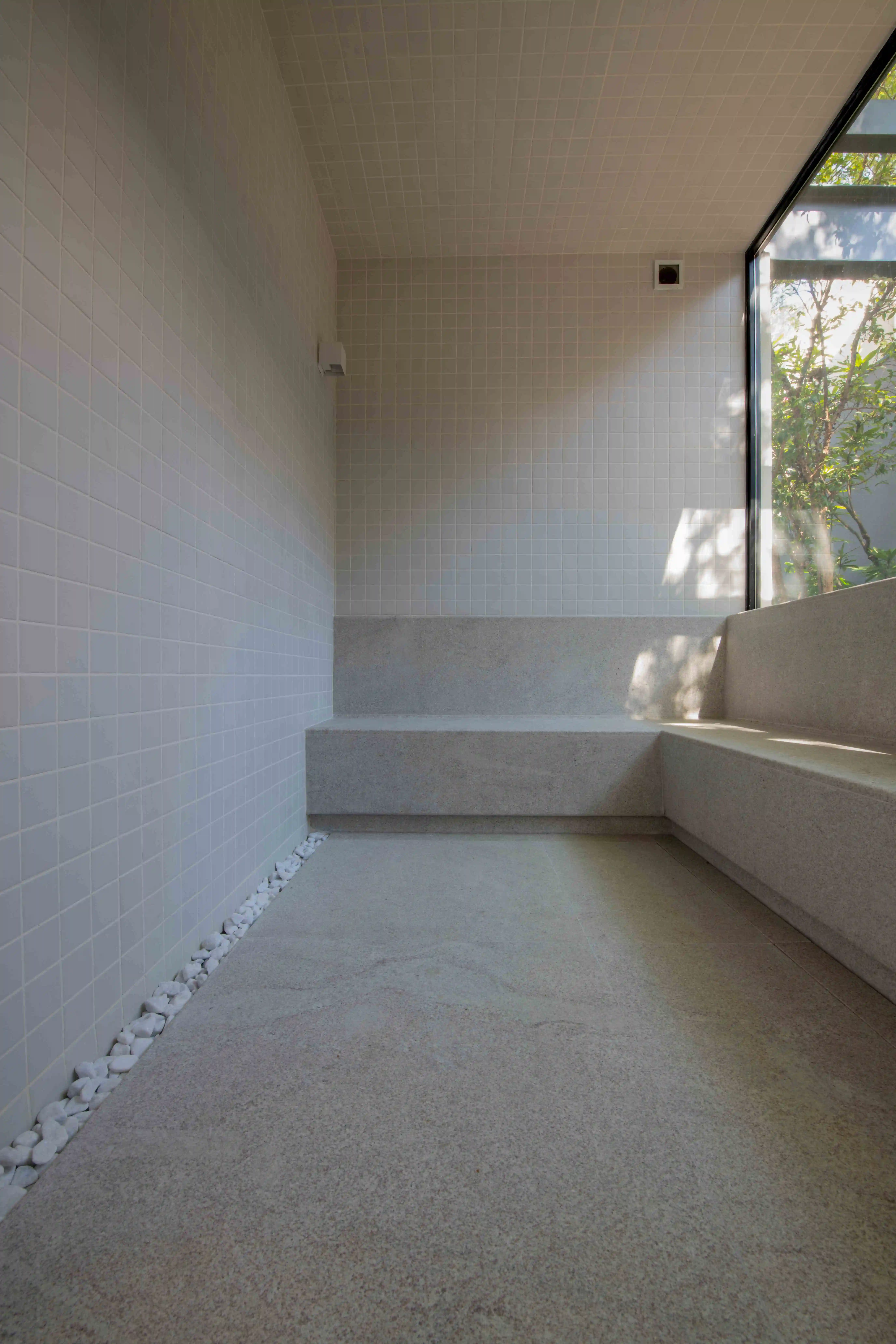 inovalli-bernardes-arquitetura-residencia-alemanha-sauna-piso-parede-granito-branco-siena-levigado-di-marmore-(4)