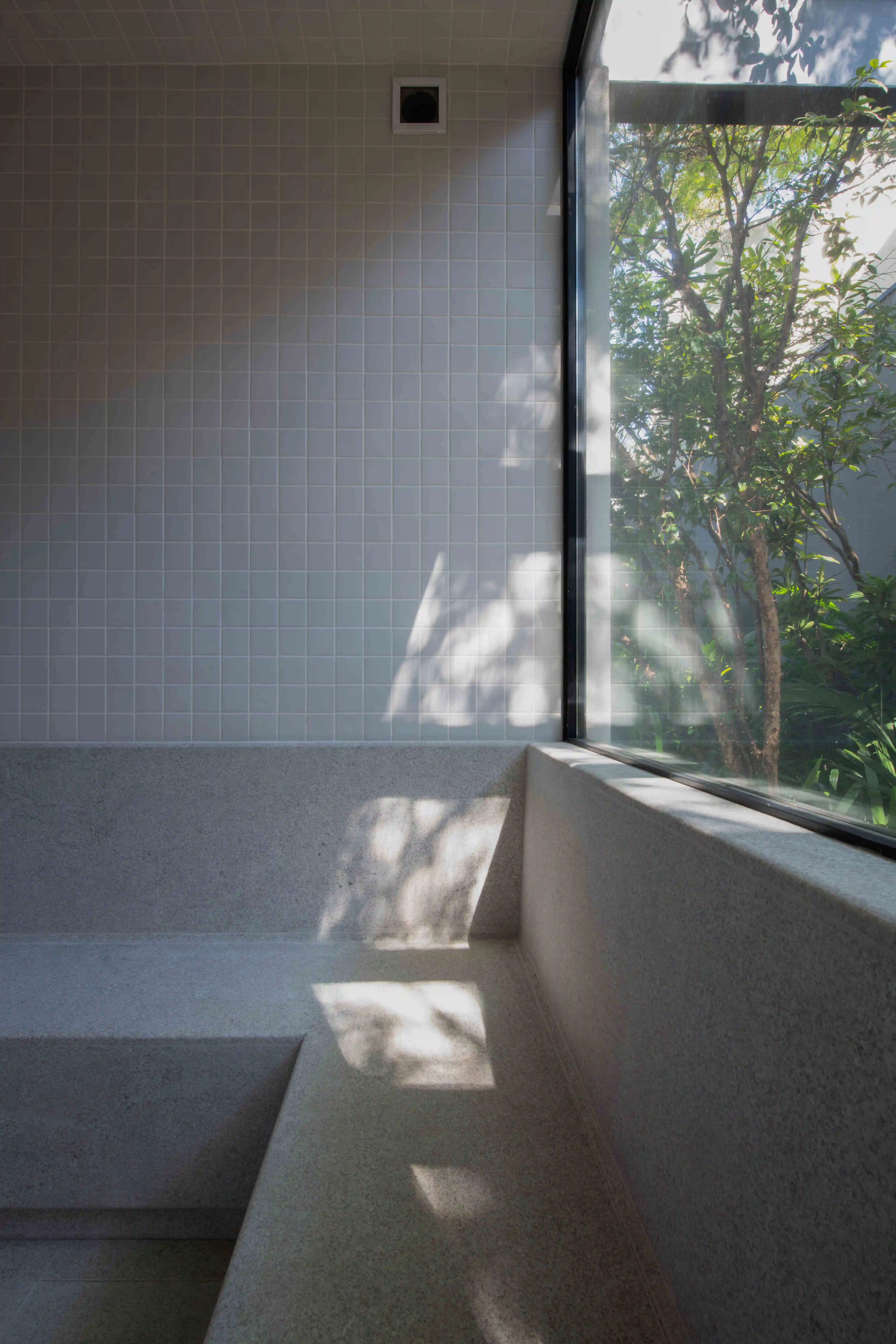 inovalli-bernardes-arquitetura-residencia-alemanha-sauna-piso-parede-granito-branco-siena-levigado-di-marmore-(6)