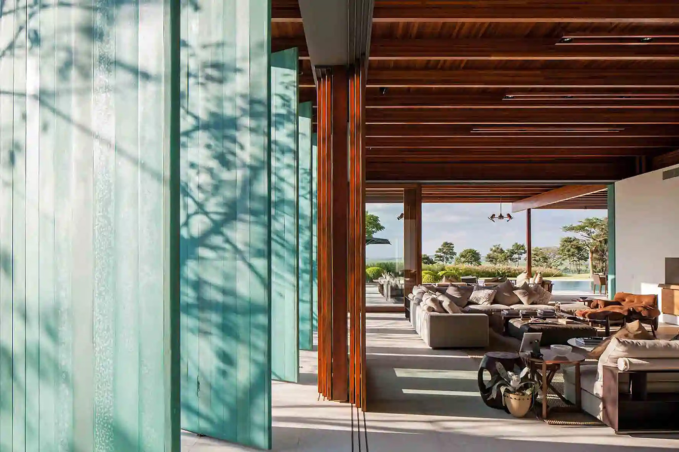 bernardes-arquitetura-rmr-engenharia-fazenda-boa-vista-piso-sala-granito-branco-itauna-di-marmore-copiar