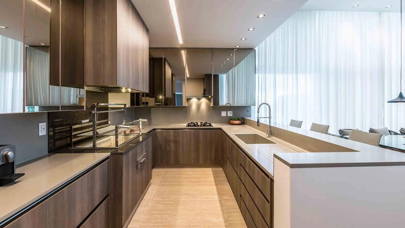 athie-wohnrath-apto-riviera-cozinha-travertino-romano-bruto-di-marmorer