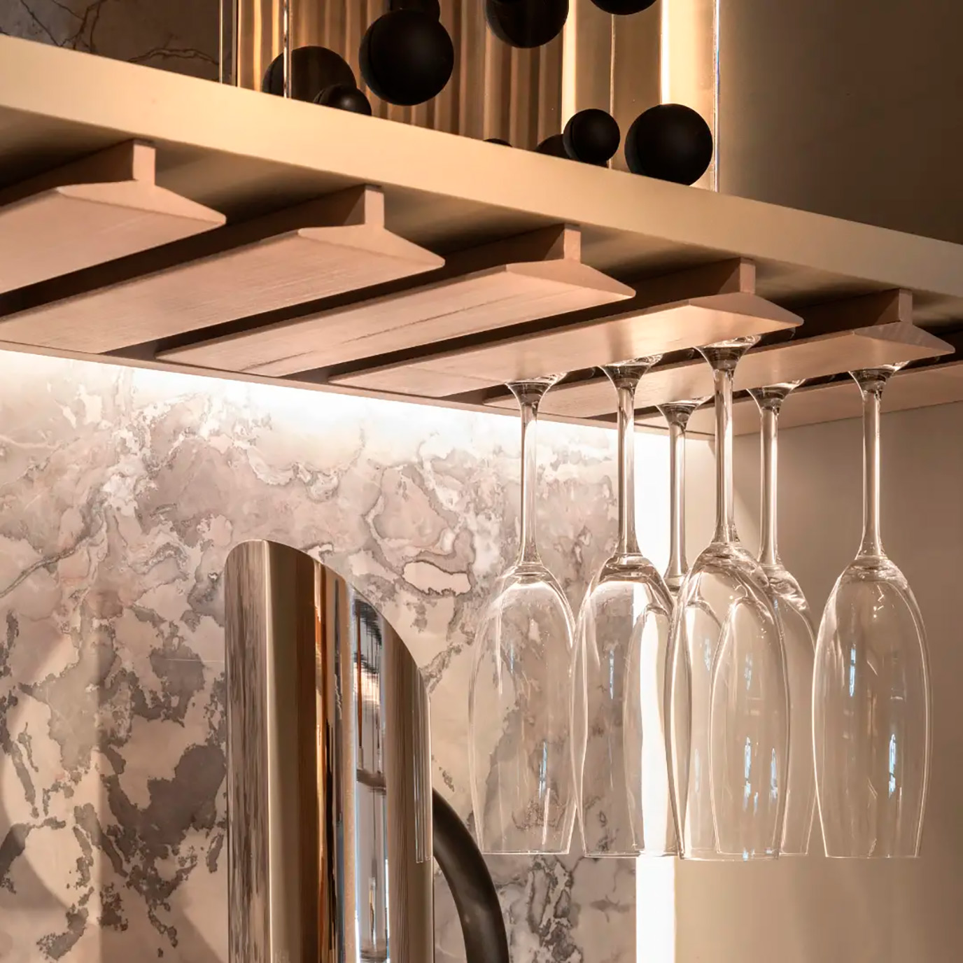 ornare-milao-5-parede-marmore-caledonia-di-marmorer