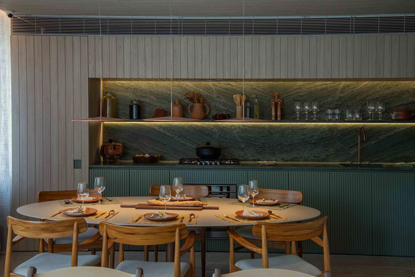 studio-mk27-idea-zarvos-conego-decorado-cozinha-prateleira-cuba-montada-mao-francesa-marmore-green-bambo-levigado-di-marmore--(1)r