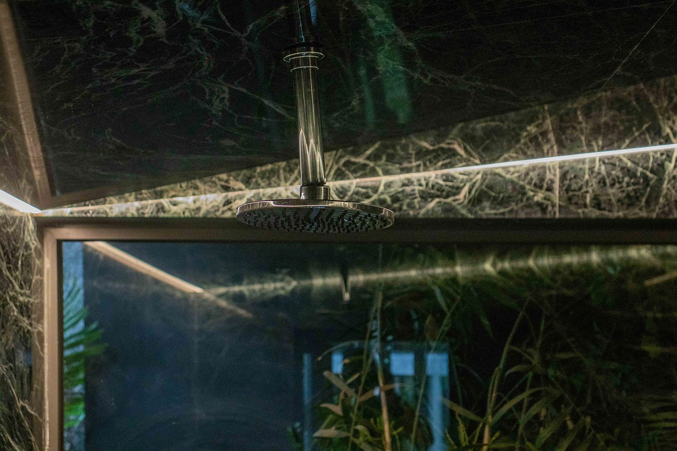 lar-construtora-bernarde-arquitetura-residencia-grecia-sauna-piso-parede-marmore-verde-alpi-polido-di-marmore-(3)