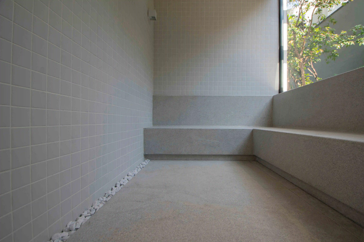 inovalli-bernardes-arquitetura-residencia-alemanha-sauna-piso-parede-granito-branco-siena-levigado-di-marmore-(1)