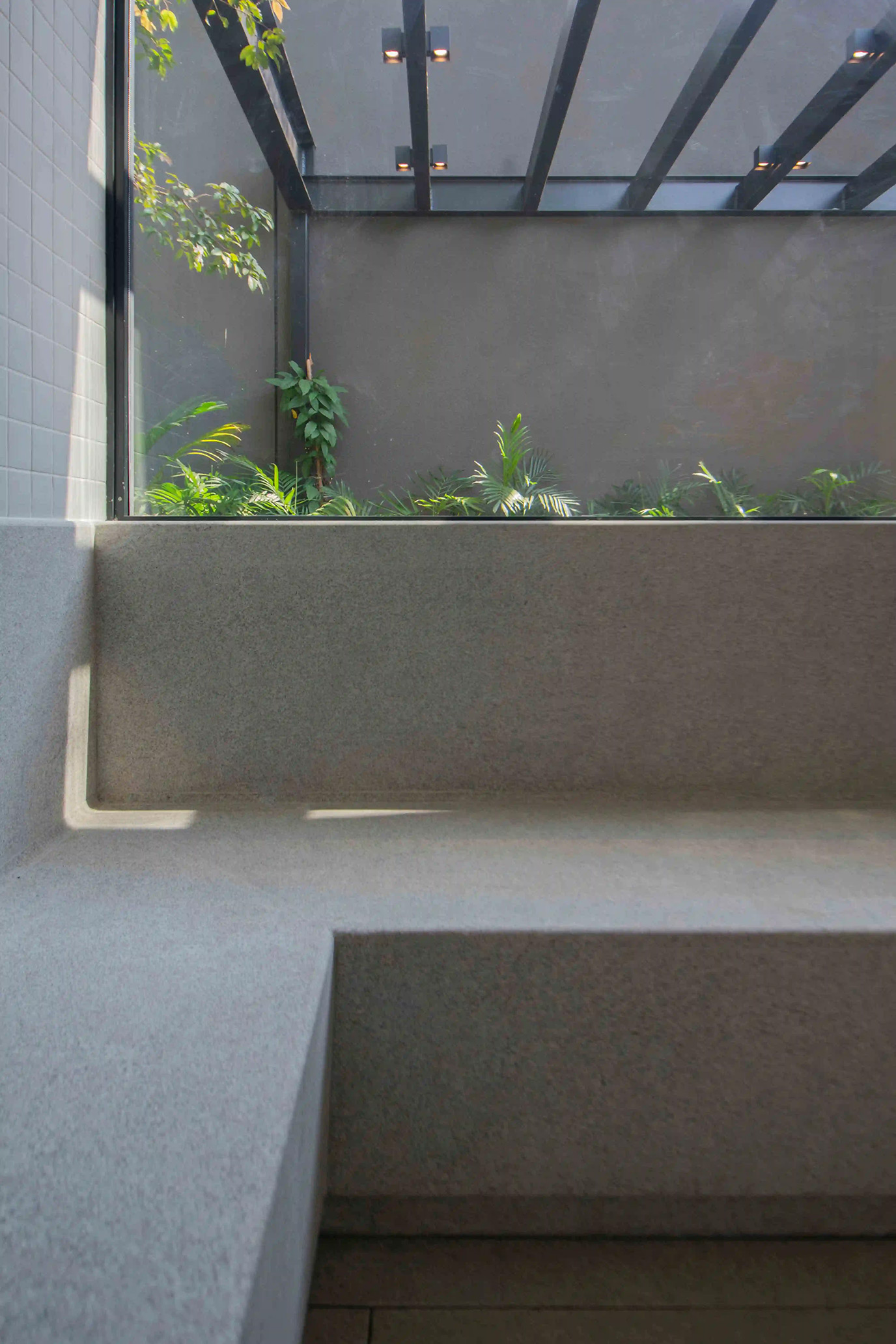 inovalli-bernardes-arquitetura-residencia-alemanha-sauna-piso-parede-granito-branco-siena-levigado-di-marmore-(3)