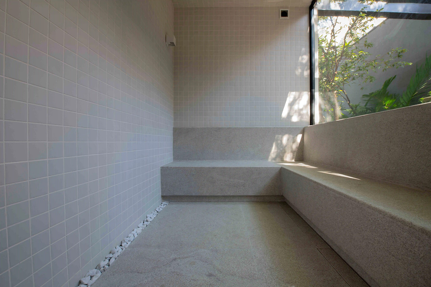 inovalli-bernardes-arquitetura-residencia-alemanha-sauna-piso-parede-granito-branco-siena-levigado-di-marmore-(5)