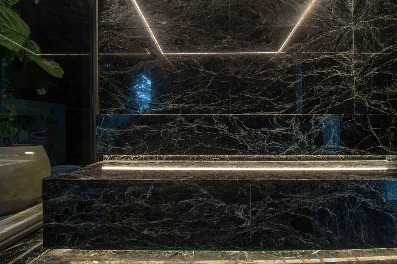 lar-construtora-bernarde-arquitetura-residencia-grecia-sauna-piso-parede-marmore-verde-alpi-polido-di-marmore-(2)