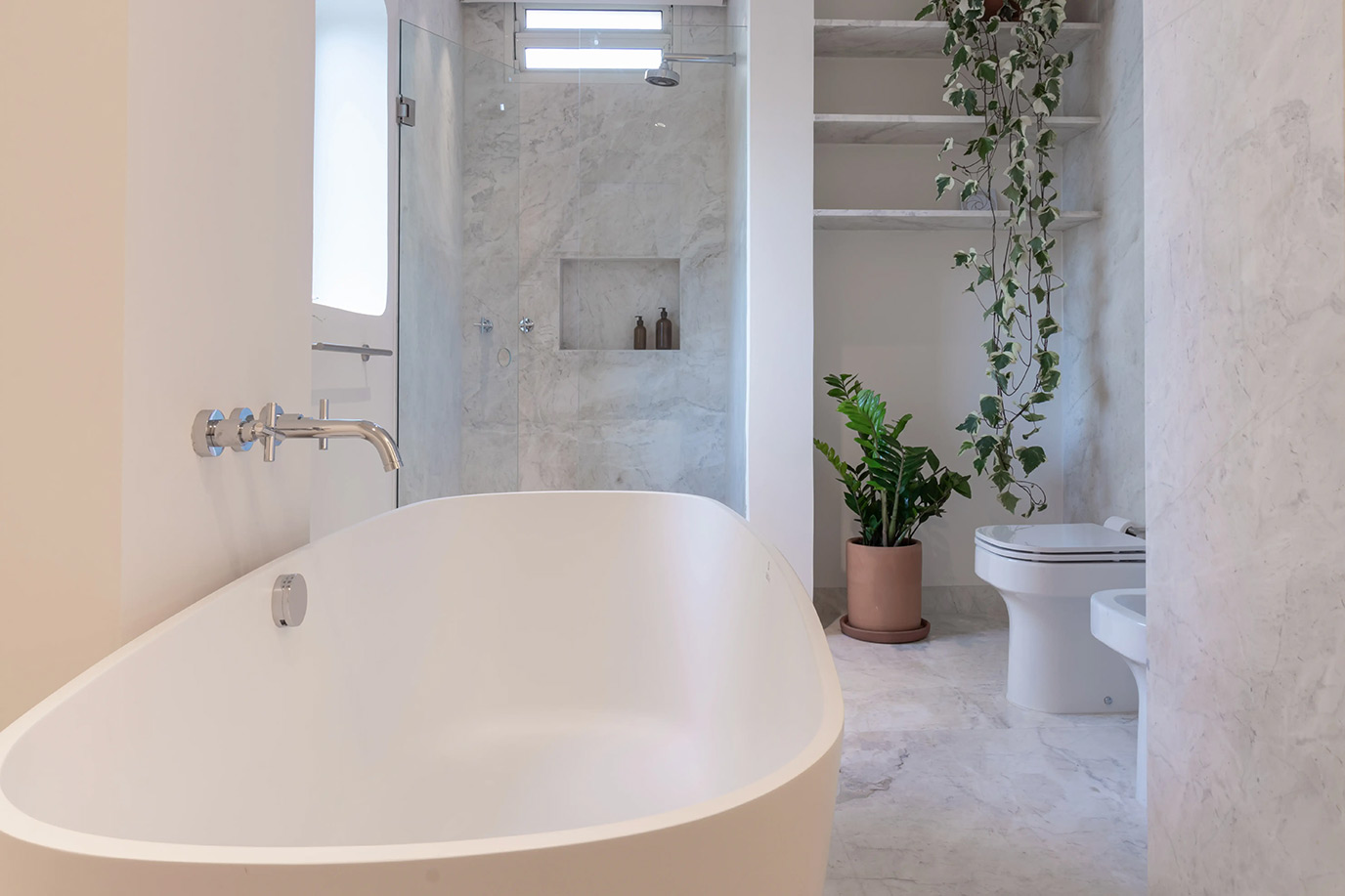 anastassiadis-retrofit-higienopolis-banho-piso-parede-nicho-lavatorio-marmore-branco-parana-argento-levigado-di-marmore-3r