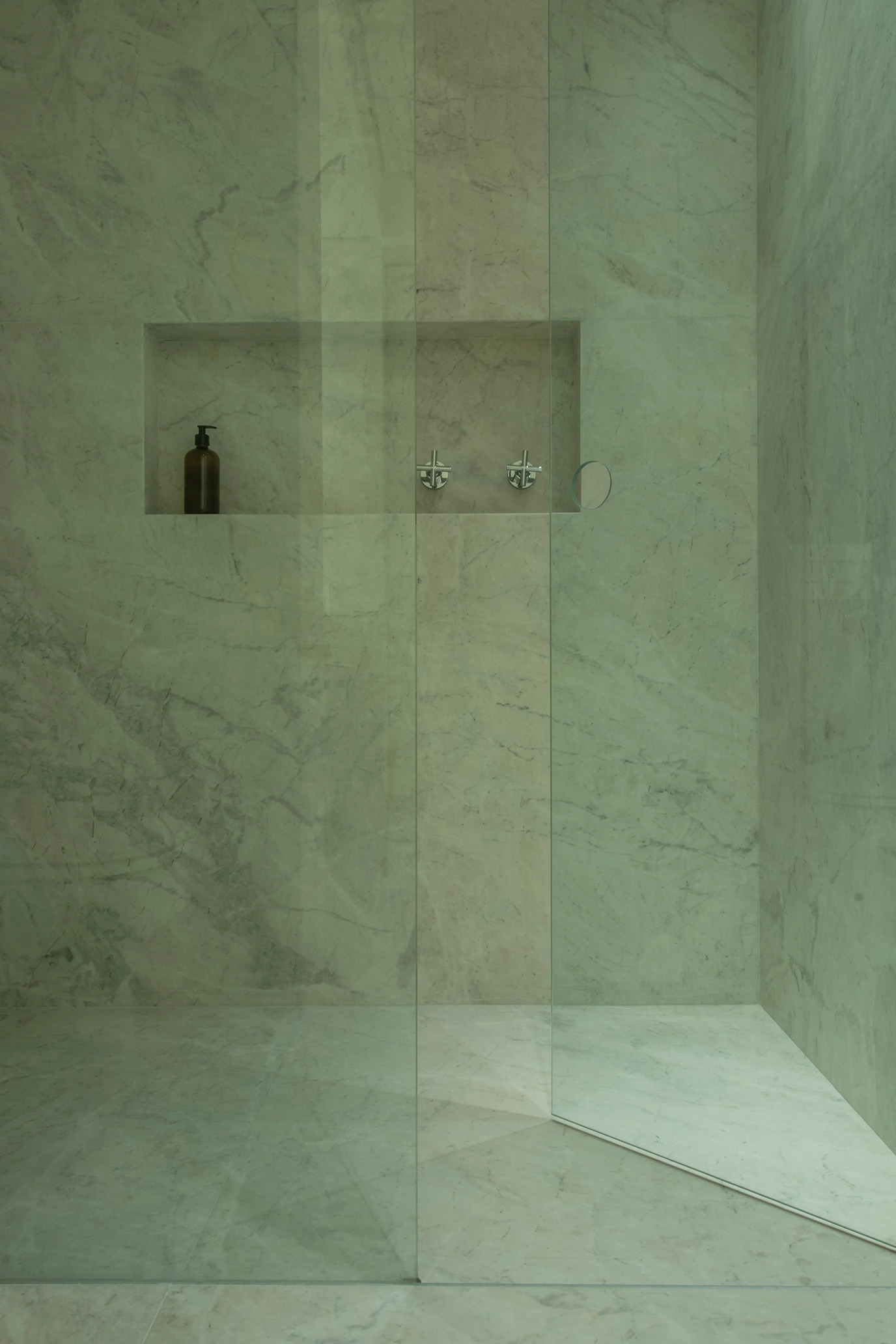 anastassiadis-retrofit-higienopolis-banho-piso-parede-nicho-lavatorio-marmore-branco-parana-argento-levigado-di-marmore-7r