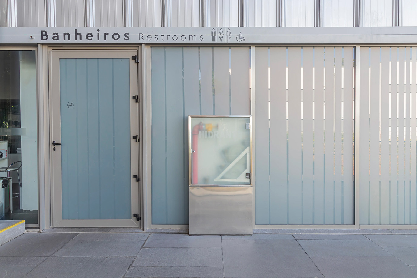 arquitetos-associados-silvio-oksman-pinacoteca-wc-bancada-basalto-cinza-1r