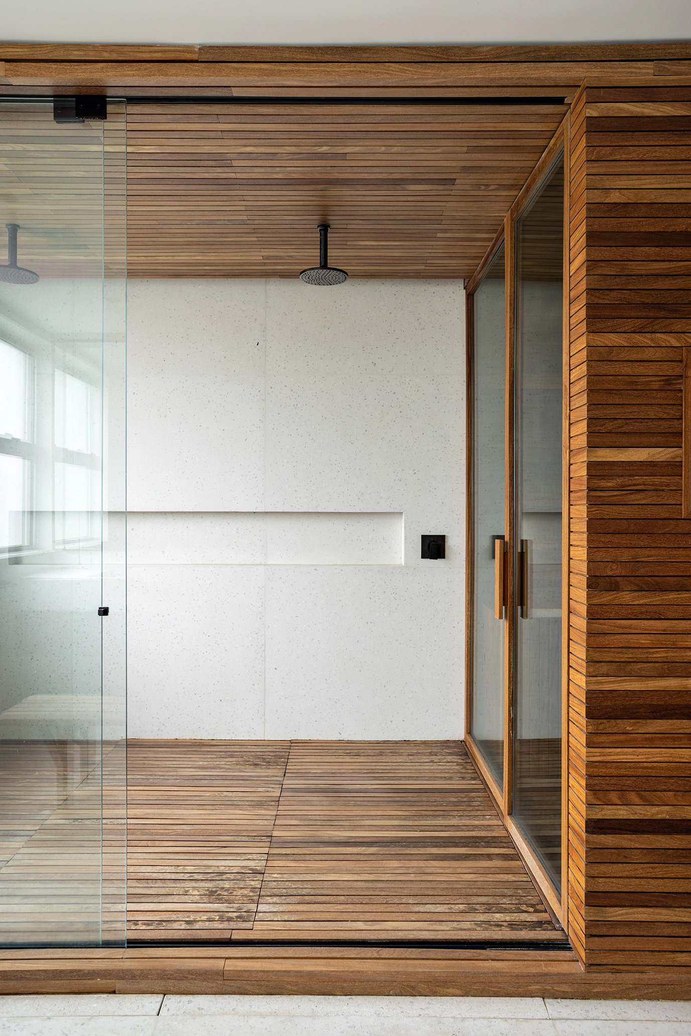 fgmf-arquitetura-rmr-engenharia-vilaboim-piso-parede-nicho-quartzo-super-branco-di-marmore-r