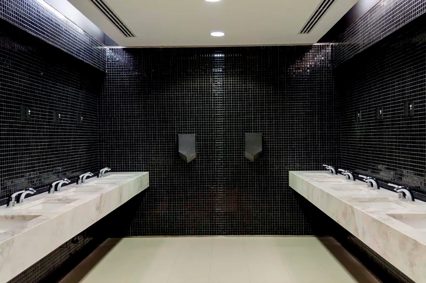 corinthians-arena-anibal-coutinho-novonor-wc-lavatorio-bancada-marmore-branco-pigues-parede-preto-sao-gabriel-di-marmorer