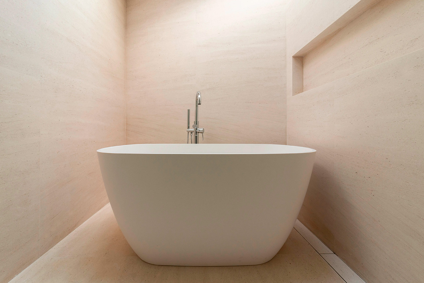 jacobsen-arquitetura-schwarts-engenharia-rua-espanha-banho-parede-nicho-limestoone-moont-dore-levigado-di-marmore-r