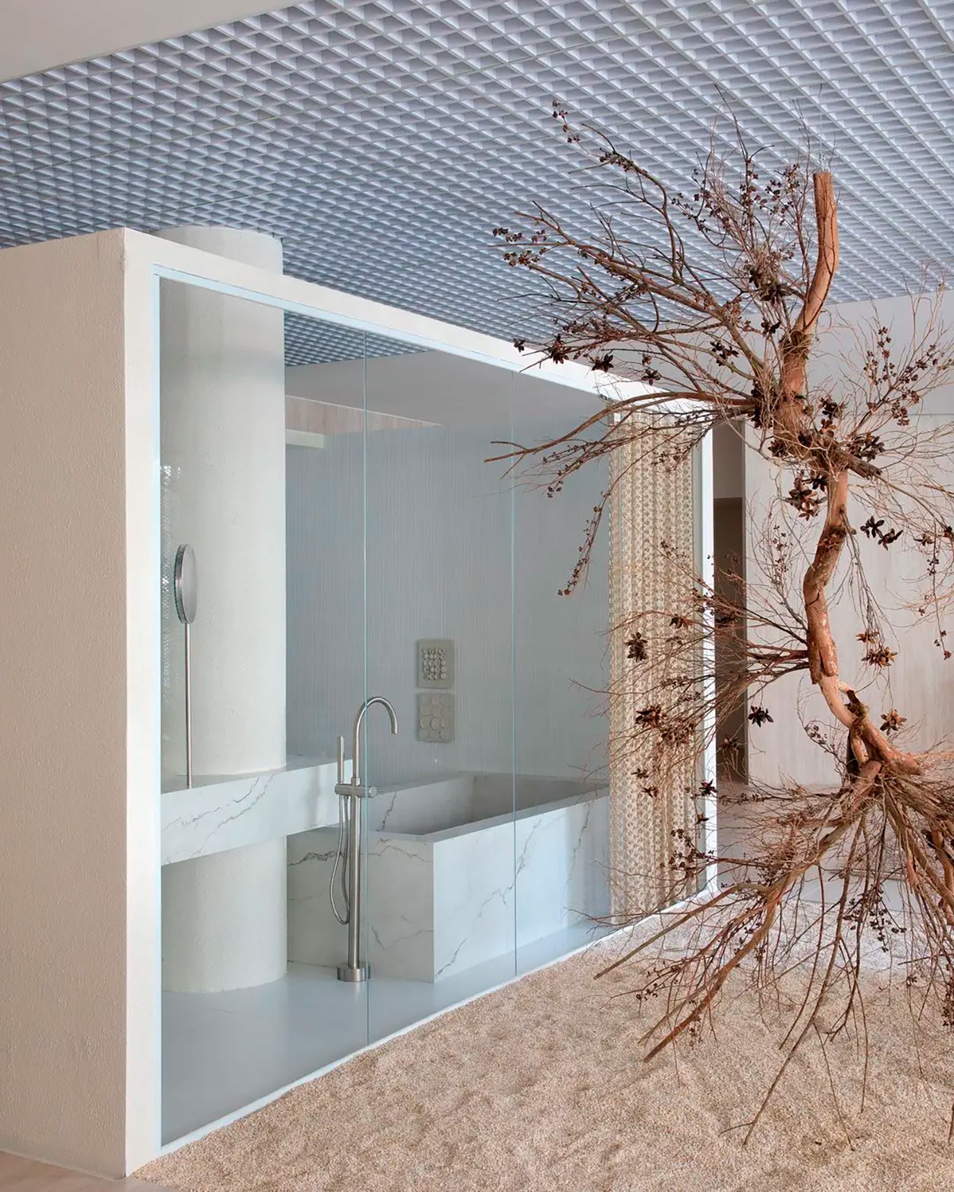 melina-romano-casacor-banho-piso-paginado-nicho-marmore-branco-parana-macchiaoro-1r