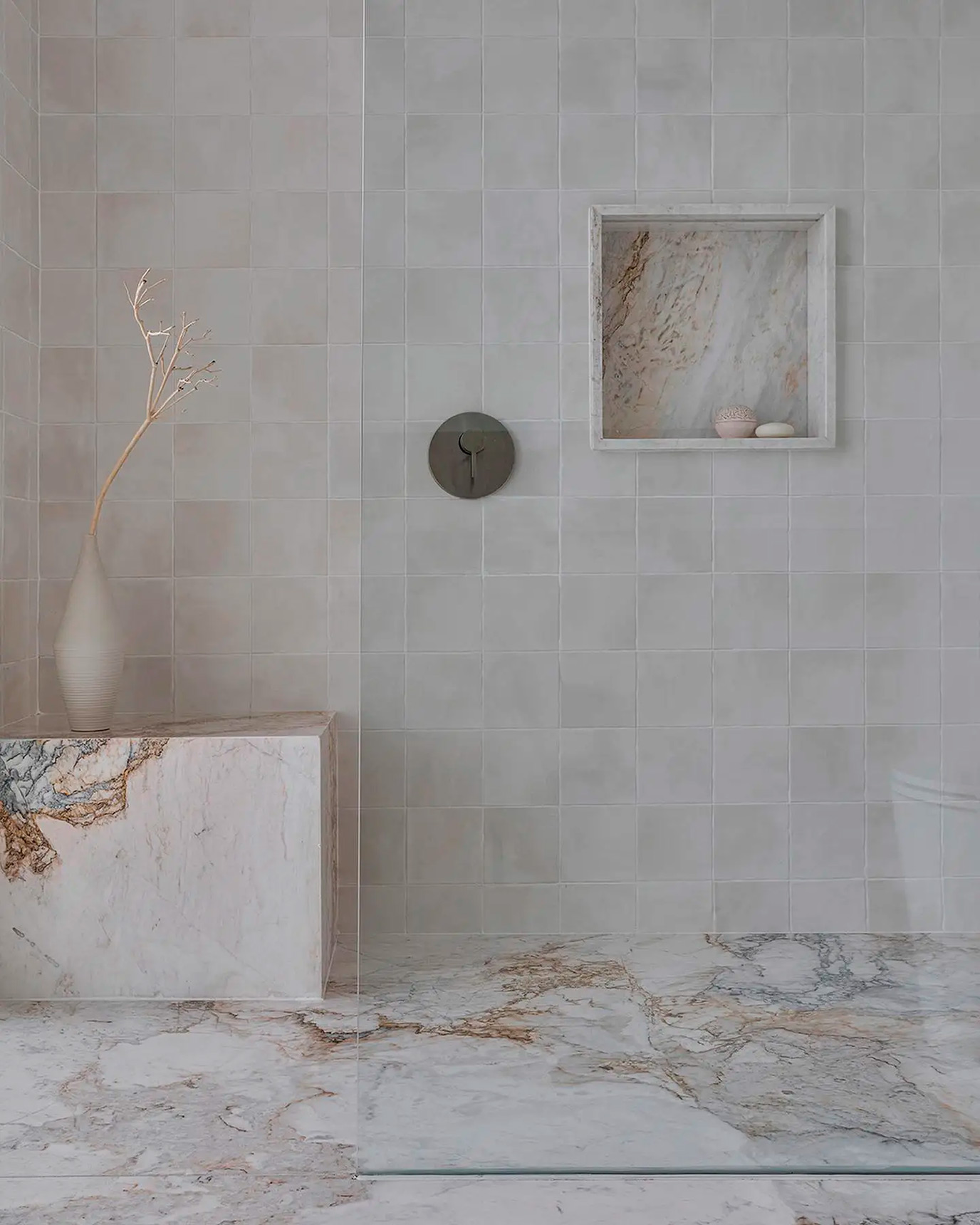 melina-romano-casacor-banho-piso-paginado-nicho-marmore-branco-parana-macchiaoror