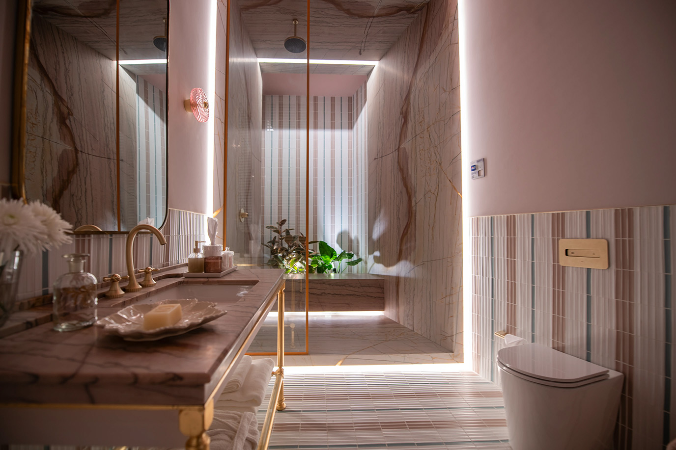 paola-ribeiro-casacor-banheiro-piso-parede-bancada-marmore-crystal-gold-15r