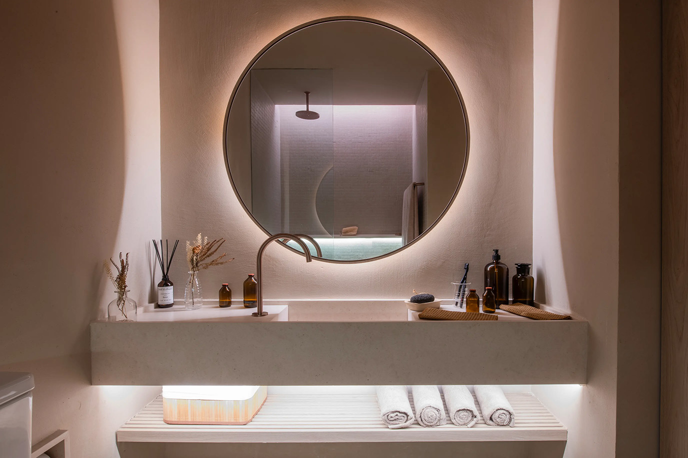 studio-mk27-ideazarvos-banho-lavatorio-cuba-montada-prateleira-nicho-limestone-mont-clair-levigado-di-marmorer