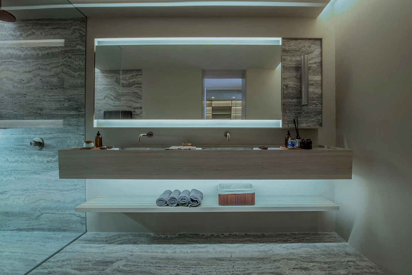 studio-mk27-ideazarvos-banho-lavatorio-cuba-montada-prateleira-nicho-piso-parede-travertino-silver-bruto-levigado-di-marmore-1r