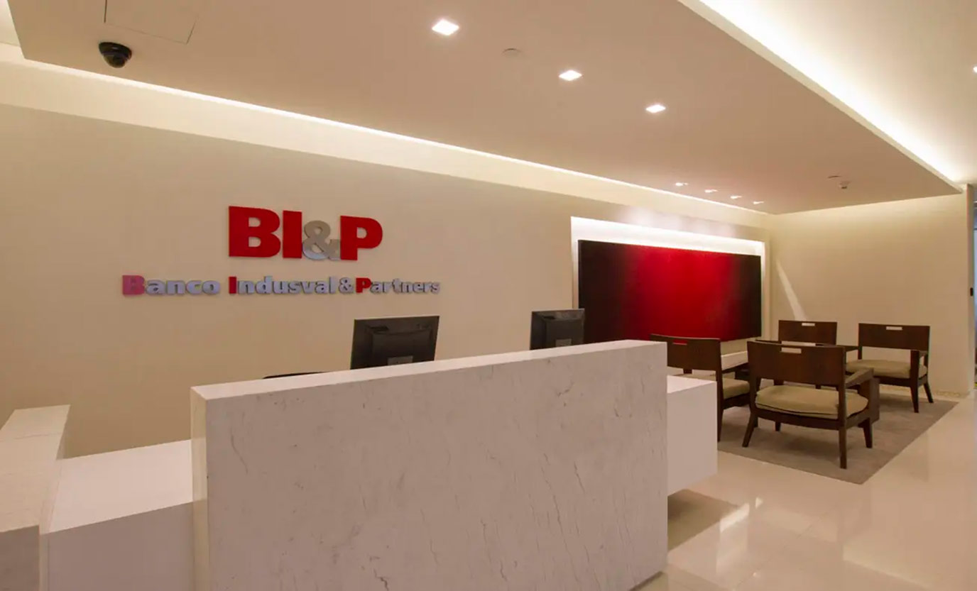 athie-wohnrath-banco-indusval-hall-piso-balcao-aglostoone-branco-prime-di-marmorer