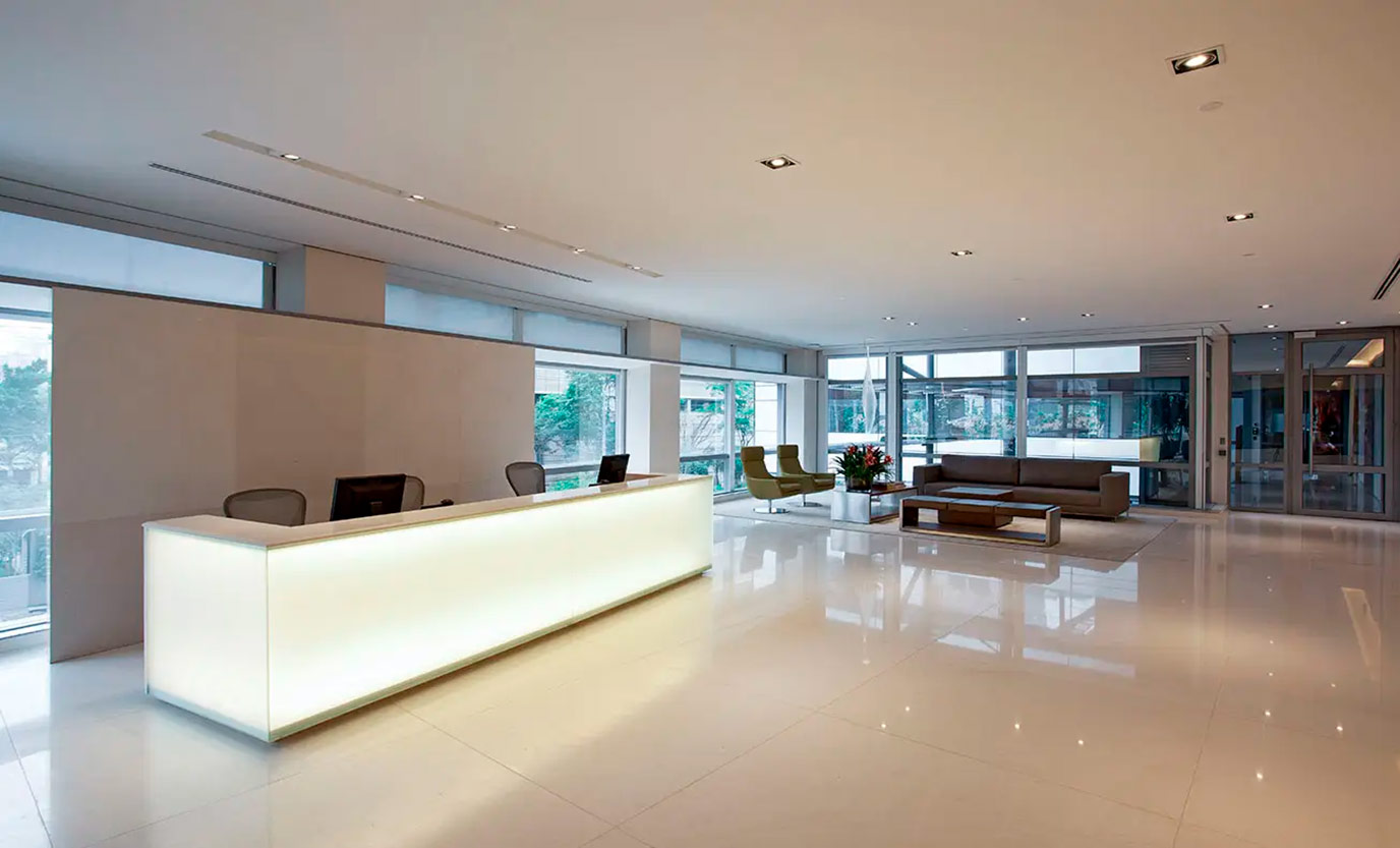 athie-wohnrath-plural-capital-1-piso-parede-balcao-limestone-caliza-capri-di-marmorer